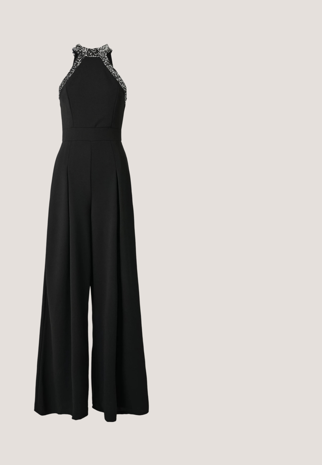 Schwarzer Jumpsuit mit Halterneck-Design und verziertem Saum. Weitere Beinsilhouette mit gefälteltem Detail an der Vorderseite.; Schwarzer Strickcardigan mit strukturierten Rosenmustern, vier perlenähnlichen Knöpfen vorne und langen Ärmeln.; Schwarzer High-Heel-Schuh aus Leder mit spitz zulaufender Vorderseite und einem goldenen Akzent vorne. Verfügt über einen sich verjüngenden Absatz und eine glatte Oberfläche.; Schwarze achteckige Sonnenbrille mit dunklen Gläsern und goldenen Logoakzenten an den Scharnieren, auf einer hellen Oberfläche präsentiert.; Schwarze und weiße Tweed-Clutch mit einem plüschigen schwarzen Rand, ausgestattet mit einem Hahnentrittmuster und einem goldenen Logo-Akzent an der Vorderseite.; Halskette aus vergoldetem, gedrehtem Kettchen mit klaren Kristallen und kleinen weißen Perlenanhängern, ausgestattet mit einem Karabinerverschluss und verstellbaren Gliedern.