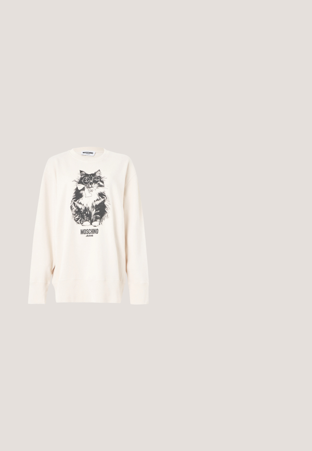 Sweatshirt blanc Moschino présentant un chat noir et blanc portant des lunettes et un nœud papillon, avec le texte "Moschino Jeans" en dessous.; T-shirt noir Moschino avec un ours en peluche enveloppé dans un ruban à mesurer jaune et blanc imprimé sous le nom de la marque.; Pantalon noir évasé avec un motif coloré de citrons et de petites fleurs dispersé sur tout le tissu.; Baskets en simili cuir noir végan avec deux bandes Velcro et des accents en forme de cœur doré. Dotées d'une semelle en caoutchouc épaisse et d'un design minimaliste.; Sac Moschino noir avec lettrage doré et courte bandoulière sur fond blanc.; Paire de boucles d'oreilles en métal argenté en forme de lettre M angulaire avec des tiges arrondies sur fond blanc.