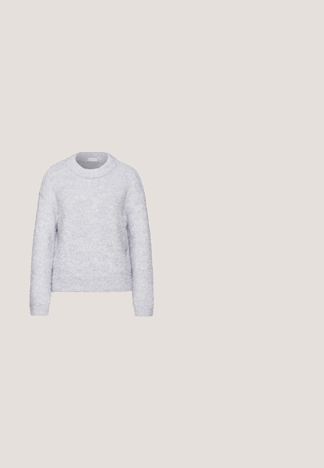 Pull léger gris clair, duveteux et texturé, avec un col rond et des manches longues, doté d'un ourlet et de poignets côtelés. Matière douce et confortable.; Tissu noir avec une surface lisse et texturée, présentant de légères plis et froissements dans un matériau léger et extensible.; Pantalon noir taille haute à jambes larges avec passants pour ceinture et plis à l'avant, présenté sur un fond blanc.; Mocassin en cuir noir avec une épaisse semelle en caoutchouc, bandeau penny et bout arrondi, présenté en profil latéral sur fond blanc.; Lunettes de soleil à monture transparente avec des verres gris dégradés et des branches beige semi-transparentes posées sur une surface blanche.; Sac hobo en cuir noir avec une forme courbée et douce, doté d'une seule bandoulière. Il présente une fermeture à glissière et une texture lisse et brillante.