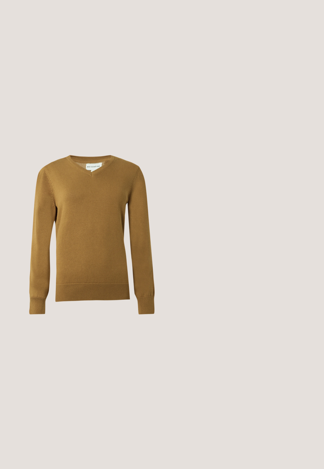Pull en maille marron à col en V pour homme, manches longues, avec poignets et ourlet côtelés sur fond clair uni.; Chemise homme à manches longues boutonnée avec motif à carreaux vert olive, noir et rose et deux poches avant à rabat.; Jean flare taille haute bleu avec fermeture à bouton et zip à l'avant, poches avant et arrière, présenté sur un fond uni.; Mocassins en daim marron avec des accents en cuir marron foncé, un détail de couture surélevé et un petit talon carré. Présente une forme classique et épurée.; Sac bandoulière en daim marron avec une large sangle et une chaîne dorée décorative sur le devant, posé sur un fond blanc uni.; Paire de boucles d'oreilles créoles en or, une simple et une avec une pierre précieuse verte et de petits cristaux clairs, présentées sur fond blanc.