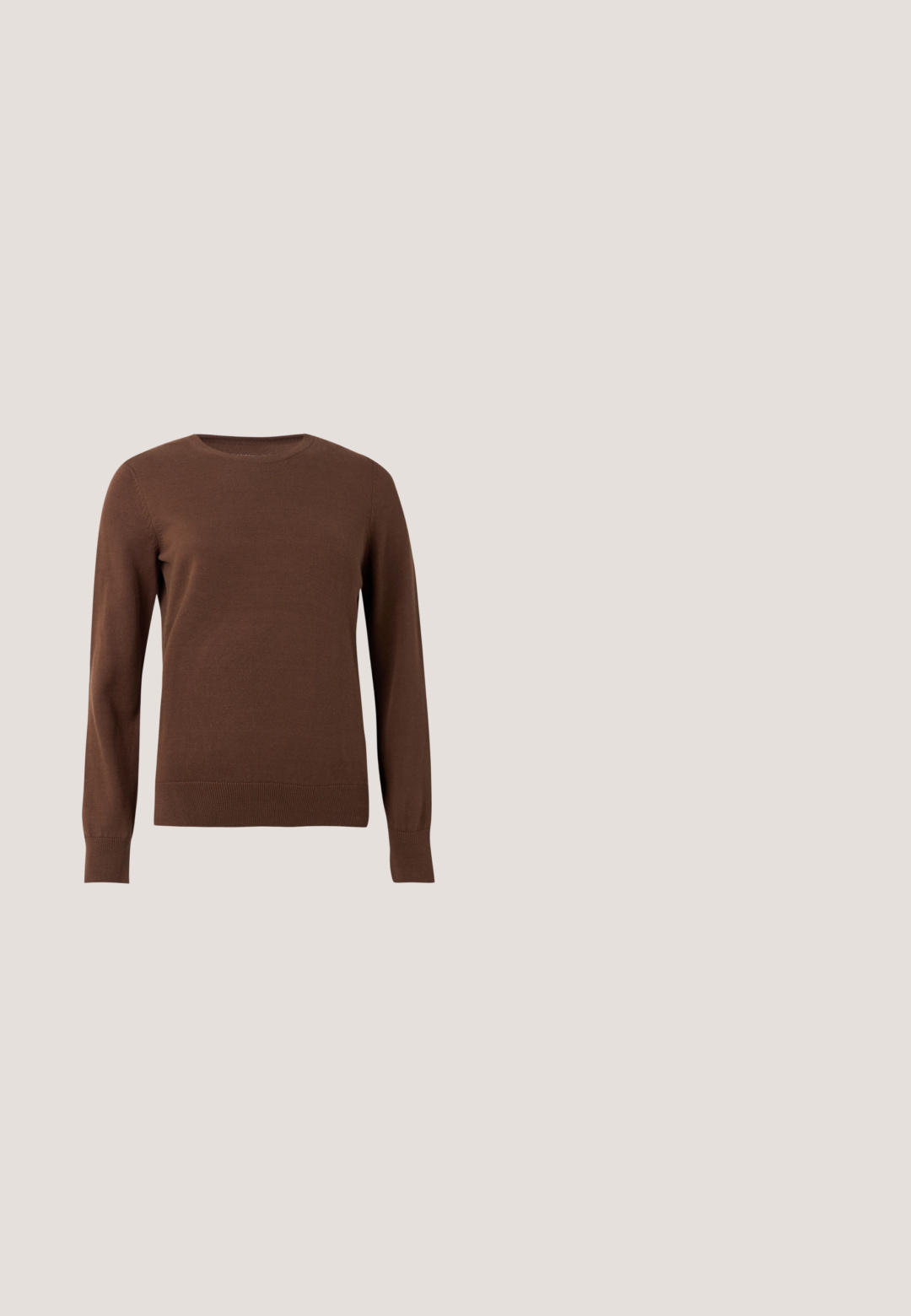Pull marron à manches longues, col rond, avec poignets et ourlet côtelés, présenté sur un fond clair uni.; Chemise en denim bleu foncé à manches courtes, col en V large, avec col et deux poches poitrine devant avec coutures visibles.; Pantalon droit marron avec poches avant et latérales, rivets argentés, passants de ceinture et fermeture par bouton sur fond blanc.; Baskets en velours côtelé bordeaux avec des rayures et des accents blanc cassé, tige texturée, semelle en caoutchouc et lettrage doré pour le détail de la marque.; Sac à main en cuir marron foncé avec doubles poignées, bandoulière réglable et plaque logo dorée au centre avant.; Boucles d'oreilles créoles en or avec une finition lisse et brillante. Elles présentent une forme circulaire avec une petite ouverture pour la fermeture. Design simple, accents minimalistes.