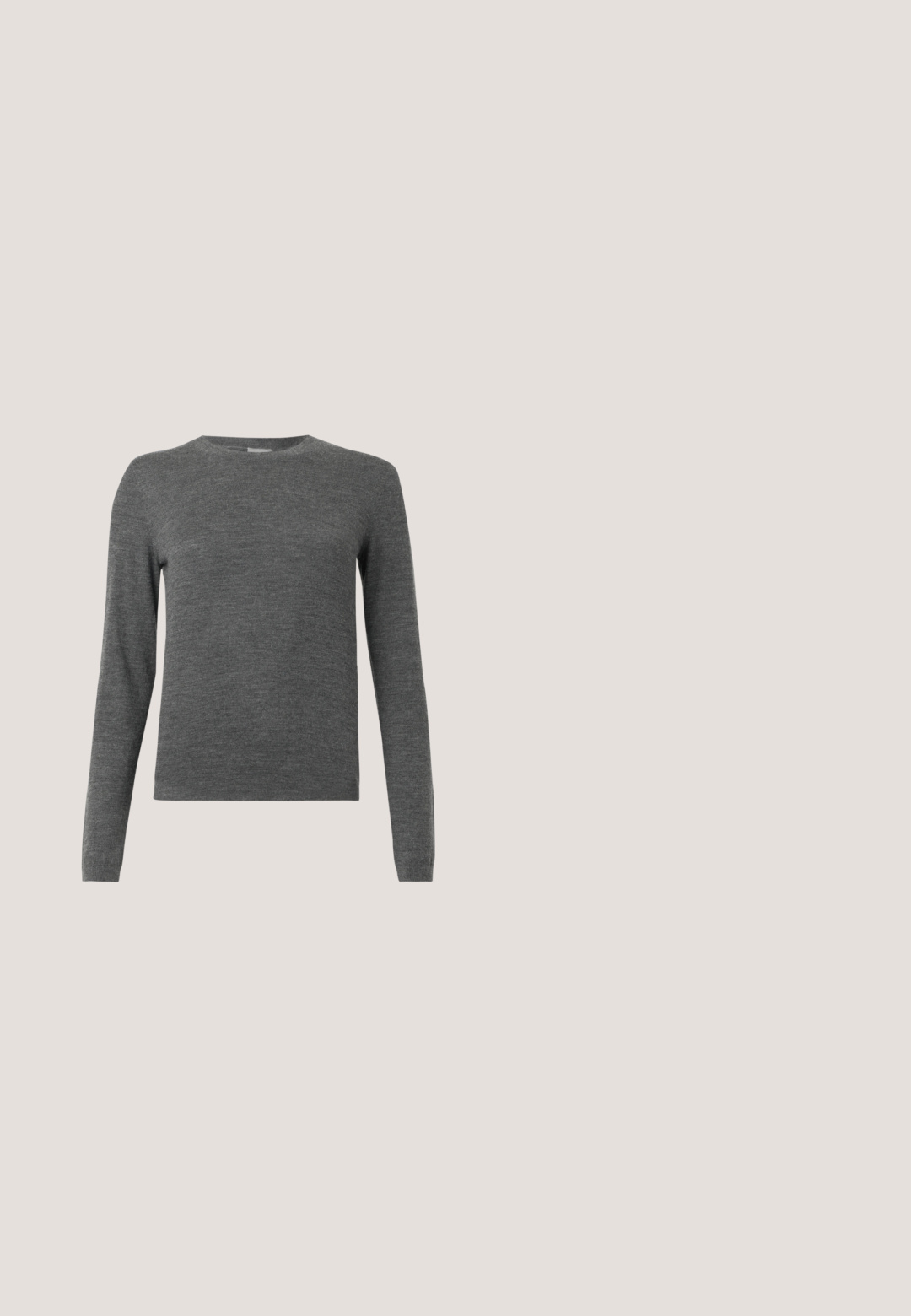 Grijze lange mouwen trui met een ronde hals, gemaakt van een zachte stof. Heeft een klassieke pasvorm en subtiele textuur over de hele trui, zonder patronen of accenten.; Zwart cropped shirt met lange mouwen, voorzien van een borstzak, kraag en manchetten, afgezet met witte parelachtige kraaltjes.; Zwarte geribbelde gebreide minirok met een contrasterende onderband in een iets lichtere tint, met een aansluitende pasvorm en een elastische tailleband.; Zwarte damesschoen met lage hak, puntige neus, transparante band en witte detail aan de voorkant van de zool, zijaanzicht op witte achtergrond.; Zwarte leren bucketbag met gouden gesp, uitgestanst patroon bij de basis, verstelbare schouderriem en bijpassend zwart leren etui met ritssluiting.; Zilverkleurige ring met een continue band van ronde en peervormige heldere stenen, gezet in klauwzettingen. Gladde afwerking throughout.