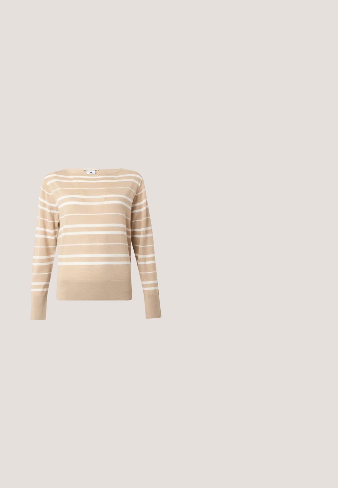 Beige langærmet sweater med hvide horisontale striber og rund hals på en ensfarvet lys baggrund.; Brun og hvid skjorte med knapper, der har et bølgende mønster. Lavet af tekstureret materiale med krave og en enkelt brystlomme.; Beige højtaljede bukser med vide ben, forplisseret foran og med skjult lynlåsgylp, lavet af tekstureret stof.; Skinnende mørkebrun læderloafer med dobbelte sølvspænder på sort lav hælsål mod en ensartet lys baggrund.; Brun ruskindstaske med flettet mønster, rektangulær form og fletninghåndtag. Har en flad bund og en diskret logodetalje.; To skinnende guldøreringe i et buet design med orange accenter nær stikket, sat mod en enkel hvid baggrund.