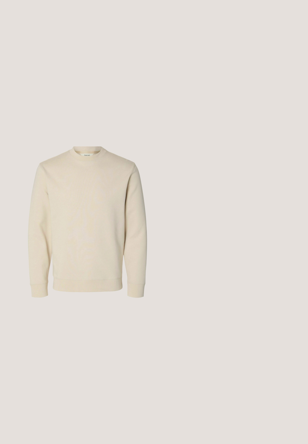 Cremefarbenes Sweatshirt mit langen Ärmeln und Rundhalsausschnitt, mit gerippten Bündchen und Saum, auf einem einfachen hellen Hintergrund dargestellt.; Beiges Langarmhemd mit Knöpfen, Kragen und einer Brusttasche aus robustem Stoff.; Hellblaue Jeans aus Denim mit geradem Bein, Fünf-Taschen-Design, sichtbaren Nähten und Reißverschluss. Keine Abnutzungen oder Muster vorhanden.; Weißes Leder Sneaker mit weißen Schnürsenkeln, auf einer beigefarbenen strukturierten Oberfläche präsentiert, und einem sanft verschwommenen Hintergrund.; Beige Baumwolltragetasche mit zwei stabilen Tragegriffen. Mit schwarzem Drucktext: "Les Deux International Community & Sporting Goods."; Brauner Leder-Gürtel mit glatter Oberfläche, silberner rechteckiger Schnalle und einem einzelnen Metallsnap-Detail in der Nähe der Schnalle zur Anpassung.