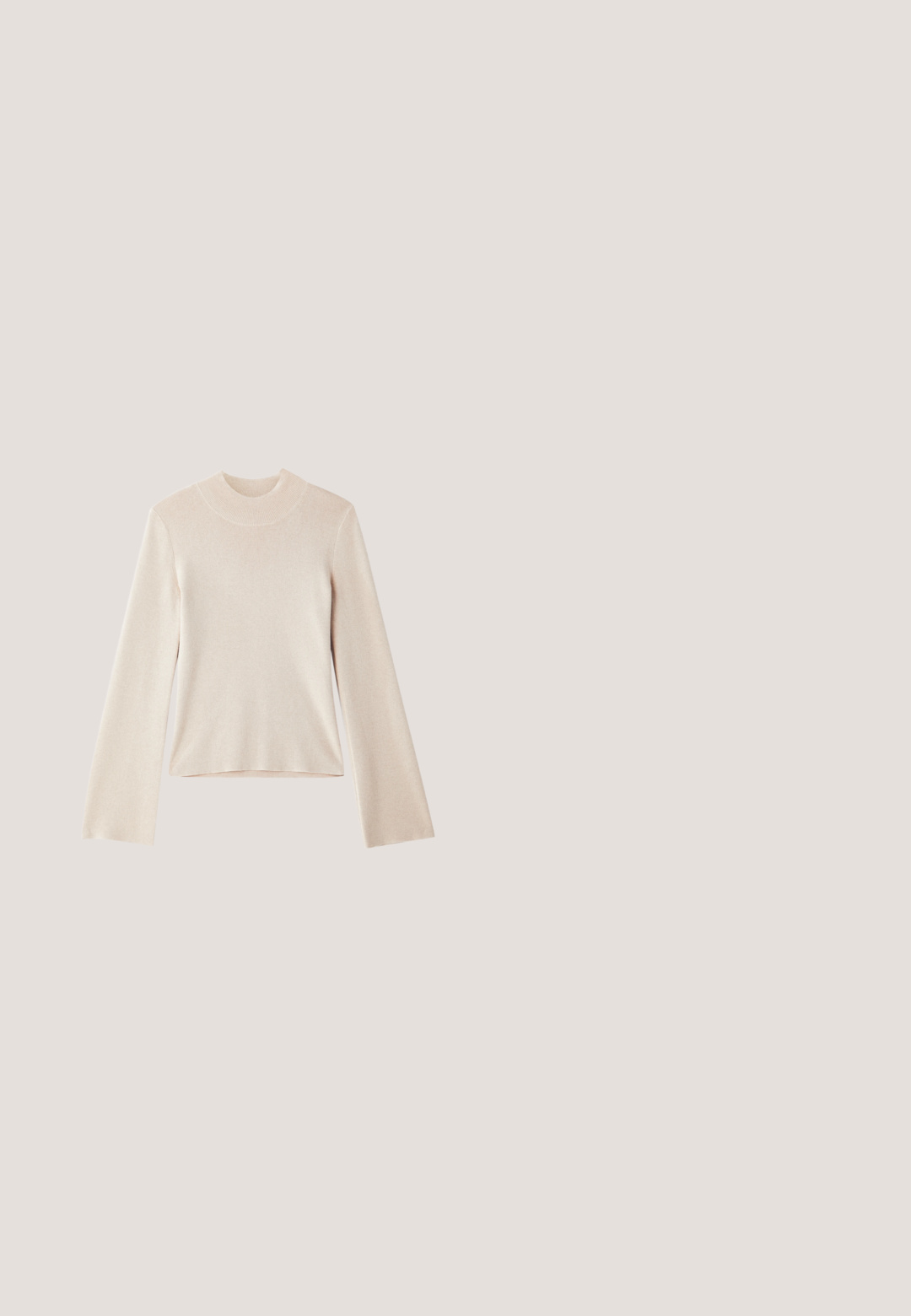Lys beige langærmet polo sweater med en blød tekstur, tætsiddende silhuet og ribbet halsudskæring. Enkel design uden mønstre eller accenter.; Brun, ærmeløs top med tynde stropper; lavet af et glat, mat stof; boksformet snit med lige kant; minimalistisk design uden mønstre.; Mørkeblå denim jeans med en tætsiddende pasform, detaljeret med gylden syning og et lille sort mærke på baglommen.; Beige ruskind slingback-hæl med spids snude, der har to remme med spænder dekoreret med guld pyramide-nitter. Hælen har en forhøjet design.; Tanruskind skuldertaske med rektangulært klap og guldfarvet logolås, der har en tynd, buet skulderrem.; Armbånd i guldfarve med to rækker polerede runde perler og en krabbeklo-lås på hvid baggrund.