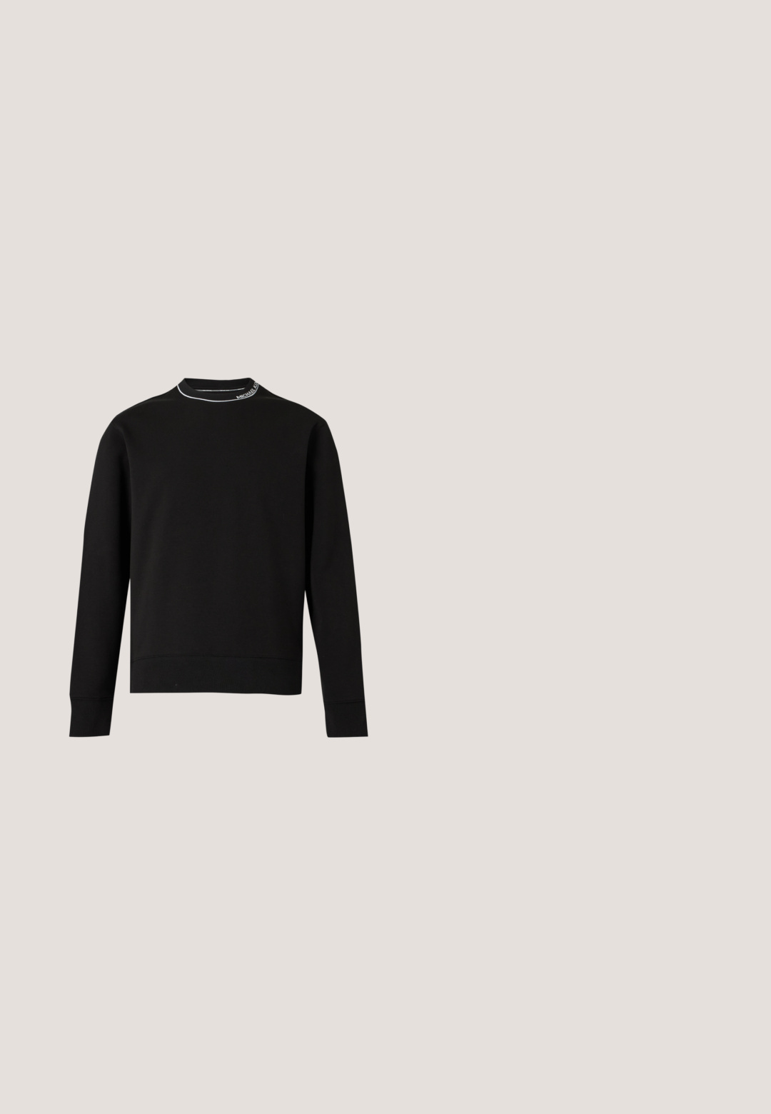 Sweat-shirt noir à manches longues col rond avec un fin liseré blanc et un petit texte blanc sur l'encolure sur un fond uni.; Chemise noire à manches longues en simili cuir avec boutons sur le devant, col pointu et poche sur le côté gauche de la poitrine, présentée sur un fond blanc uni.; Shorts en cuir noir à la coupe ajustée, dotés de deux poches avant, d'une fermeture à boutons et d'une texture lisse et brillante.; Des mocassins en cuir noir présentent un bout arrondi, des détails cousus et un petit accent doré à l'avant. La semelle est plate et discrète.; Lunettes de soleil rectangulaires noires avec des verres foncés et des branches fines, marquées "McQueen" sur le côté.; Sac bandoulière noir texturé avec une fermeture à rabat et un petit logo en métal sur le devant, présenté sur un fond uni.