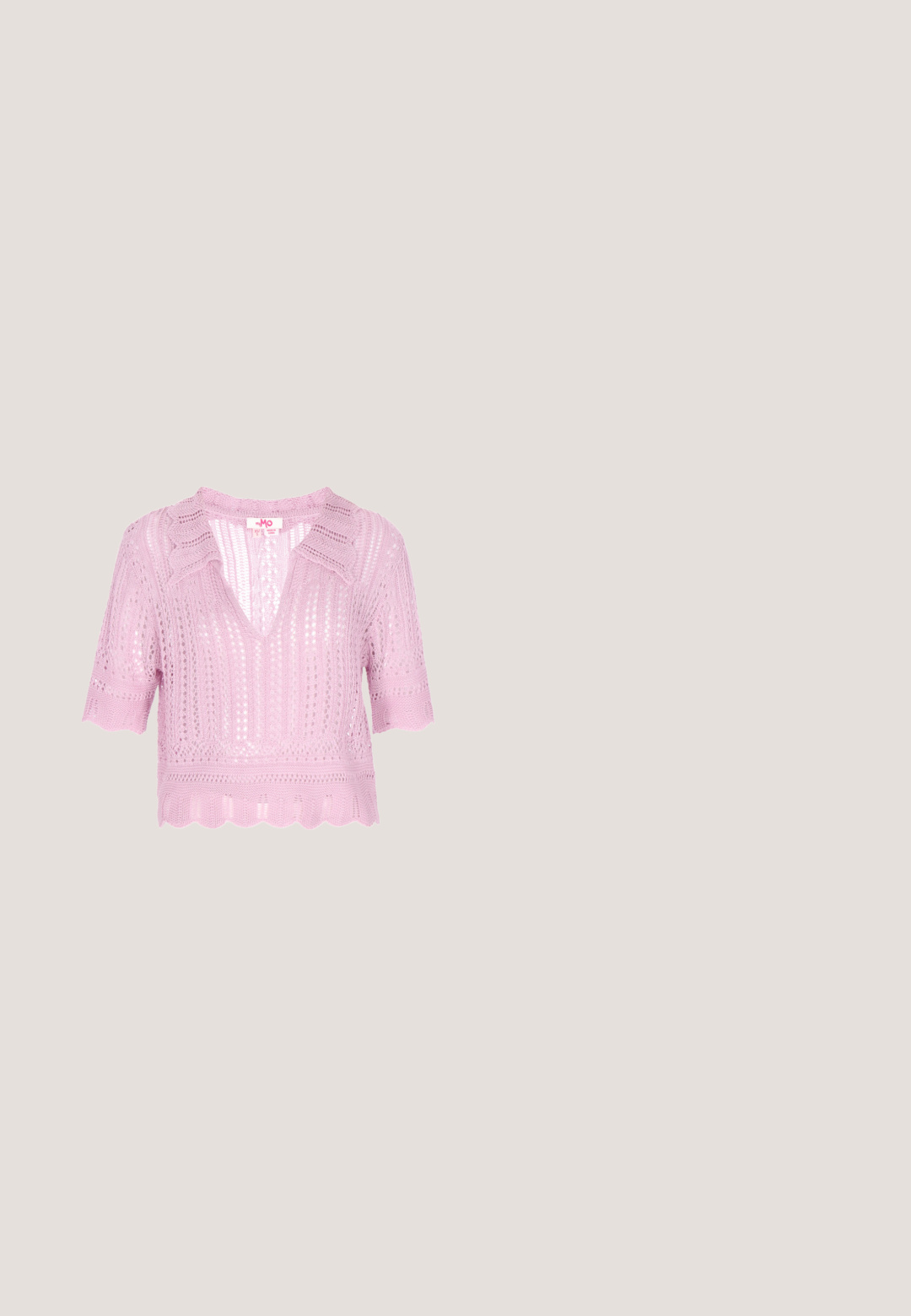 Pull court tricoté violet clair à manches courtes avec bords festonnés et motif ajouré, doté d'un large col et d'un décolleté en V.; Blouse de couleur crème avec un col à volants et une devanture, fermeture par boutons, manches longues et texture douce. Accent dans une teinte assortie.; Jupe midi plissée rose avec une sous-couche en dentelle et une ceinture froncée, présentée sur un fond blanc.; Ballerines roses avec une tige synthétique lisse, un bout rond et un petit accent de nœud. Semelle en caoutchouc profil bas.; Sac Love Moschino bleu clair avec fermoir en forme de cœur doré et bandoulière chaîne sur fond blanc.; Accessoire capillaire rose et brillant en forme de grand nœud, avec une texture lisse et une fine sangle pour le maintenir en place.