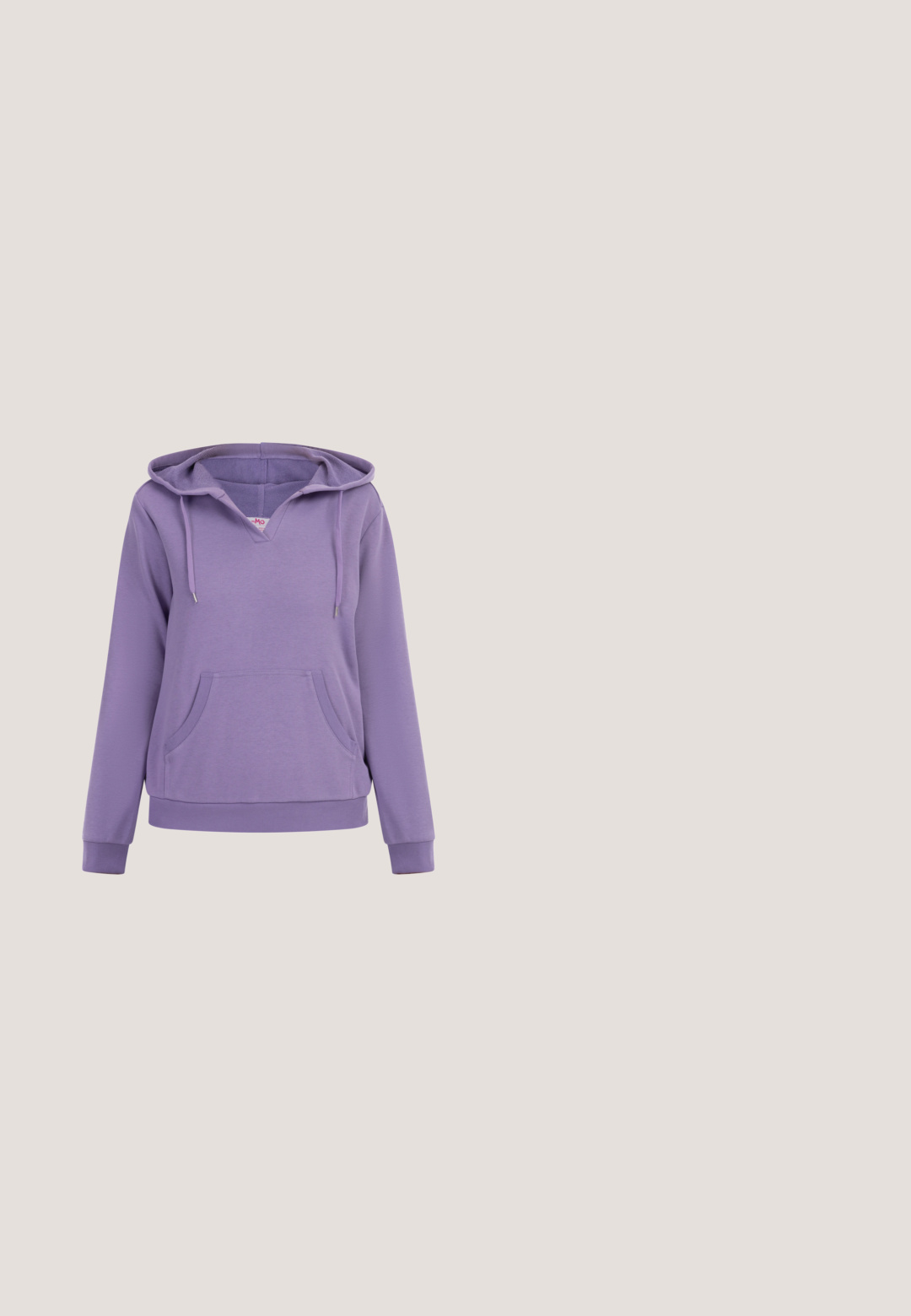 Sudadera con capucha morada y cuello en V, con bolsillo frontal y cordón ajustable. Cuenta con puños y dobladillo acanalados, fabricada en un tejido suave y elástico.; Camiseta de manga corta color lavanda con cuello redondo, ajuste relajado, diseño liso y una pequeña etiqueta de marca visible en el interior del cuello.; Pantalones de chándal morados con una cinturilla elástica, bolsillos laterales y un diseño gráfico dorado en la pierna izquierda. Material suave con un ajuste holgado.; Zapatilla rosa claro con materiales de malla y ante, con acentos grises, punta redondeada y una suela color crema. Diseño con cordones.; Bolso de hombro de imitación de piel lila con forma curva, bolsillo con cremallera y correa ajustable que presenta la palabra "EXPATRIÉ" en un patrón sutil.; Pendientes de aro en oro rosa con un diseño torcido, que presentan cuatro acentos de nudos a lo largo de la superficie lisa y pulida. Cierre a presión seguro.