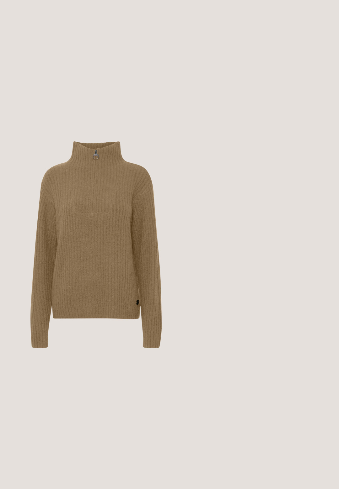 Brun ribbet sweater med høj krave og sølvfarvet lynlåsdetalje. Har lange ærmer og et subtilt tekstureret stof.; Cremefarvet skjorte i blødt corduroy materiale, med knaplukning fortil, sorte knapper og to brystlommer. Skræddersyet krave og lange ærmer.; Beige højtaljede bukser med brede ben, en enkelt frontknap, bæltestropper og pressede folder. Glat tekstur og skræddersyet silhuet.; Colmar TRAVIS AUTHENTIC - Sneakers - white beige; Beige lærredstaske med brunstribede håndtag og justerbar skulderrem, med et rundt logopatch og en lille brun abe-nøglering.; Delikat gyldent kædehalskæde med lille hjerteformet vedhæng og justerbare led vist på en hvid baggrund.