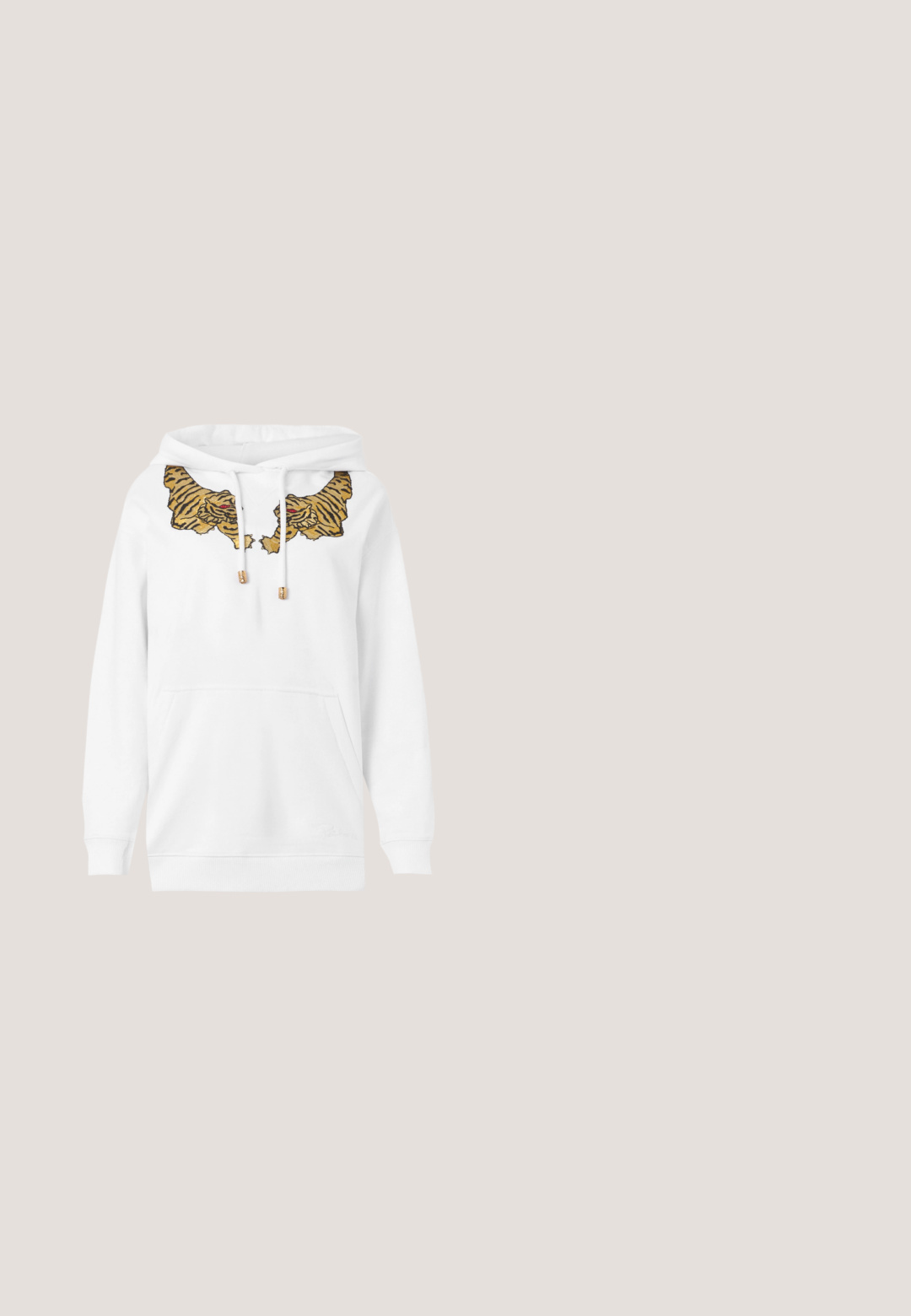 Sweat à capuche blanc avec poche kangourou et cordons, orné de deux têtes de tigre brodées aux yeux rouges près de l'encolure.; T-shirt noir à manches courtes avec col rond, texte "GUESS EST. 1981" en pierres étincelantes sur la poitrine.; Jean en denim bleu avec un panneau taille haute superposé avec des boutons, un design classique de poche et une coupe droite.; Baskets à plateforme blanches avec des breloques en chaîne argentée, comprenant des formes de cœur et de cloche, attachées près du col de la cheville sur un fond uni.; Sac à main en cuir blanc matelassé avec une chaîne dorée, présentant un détail en forme d'anneau orné de deux oiseaux. Forme rectangulaire avec un motif en chevrons.; Bracelet en métal doré avec des maillons arrondis et ondulés, au fini brillant. Il dispose d'un fermoir sécurisé et d'une texture lisse.