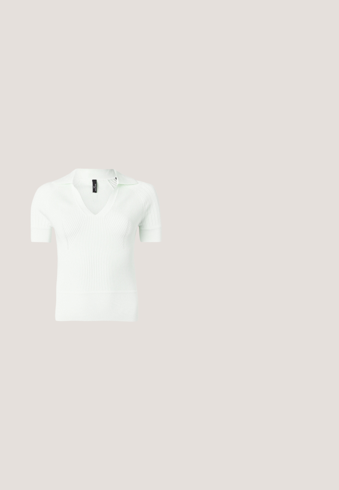 Polo en maille côtelée blanche avec col en V et manches courtes, présentant un tissu texturé et un léger éclat.; Haut sans manches noir en tissu côtelé, présentant un décolleté à volants et des boutons à l'avant, avec une bordure en dentelle au bas de l'ourlet.; Pantalon noir évasé en tissu extensible. Texture lisse avec une taille ajustée et des jambes évasées. Aucun motif ou ornement visible.; Sandale plateforme noire avec talon haut épais, trois brides avant et bride de cheville réglable avec boucle argentée.; Petit sac à main en matière synthétique crème et rose, avec une boucle dorée, une poignée courte et un détail d'écharpe décorative.; Montre-bracelet en or avec un cadran rectangulaire et des index d'heure en cristal, associée à un bracelet en or avec deux pierres précieuses rondes et transparentes.