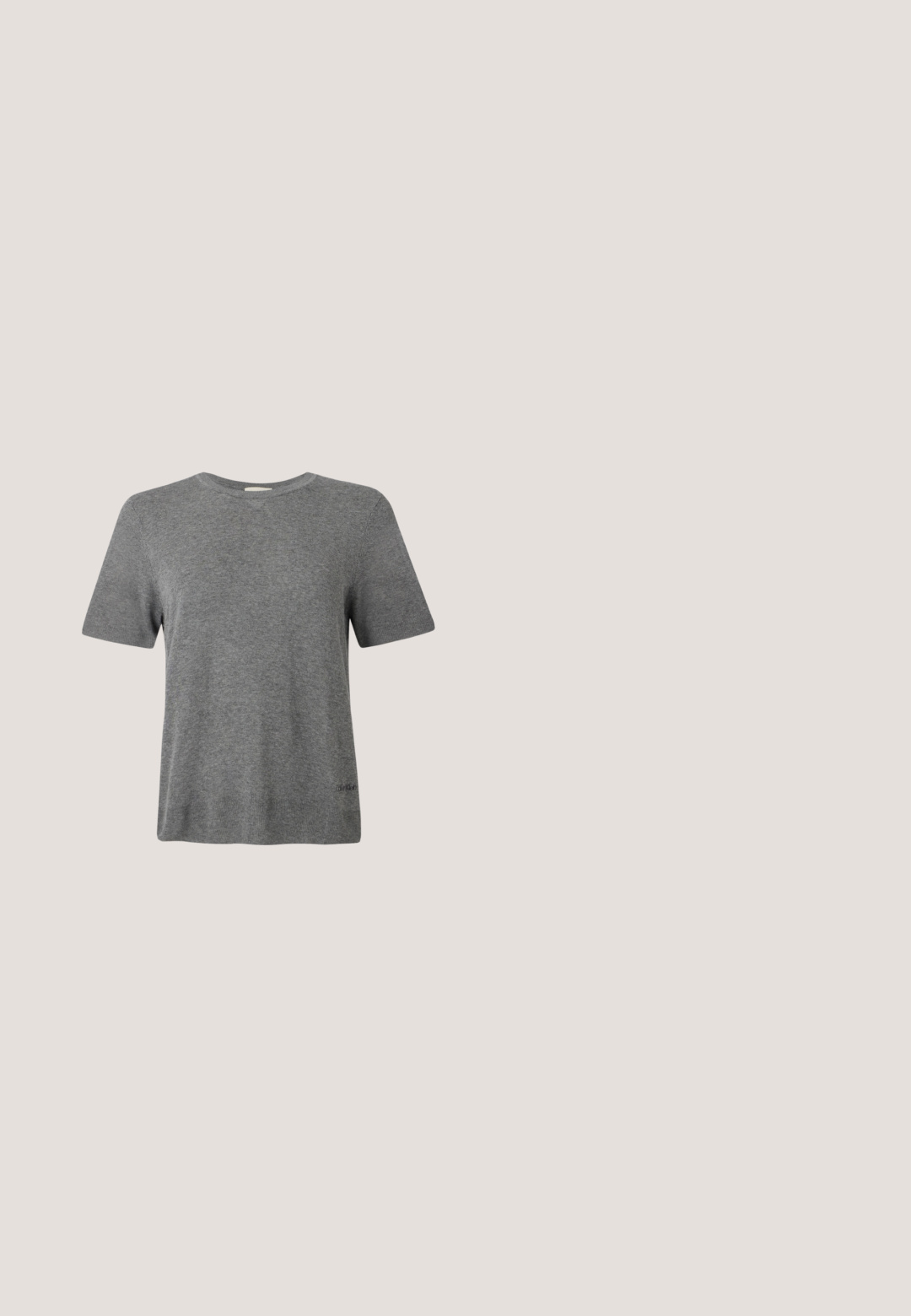 Grijs T-shirt met korte mouwen van zachte stof. Ronde hals, relaxte pasvorm, met een subtiel logo bij de zoom. Overal een gladde textuur.; Replay SHIRT - Overhemdblouse - dark grey; Wijde jeans in vervaagde donkergrijze denim. Voorzien van een klassieke tailleband, vijf zakken en subtiele lichte slijtagevlekken aan de voorkant.; Zwarte leren hoge hak met afgeronde neus en verstelbare enkelband met gouden gesp op een effen lichte achtergrond.; Zwarte leren schoudertas met lange band, zijvakjes en een reliëflogo van Calvin Klein aan de voorkant.; Zwarte hars oorbellen in de vorm van een ring met een glanzende afwerking en accenten van zilverkleurig metaal. Cirkelvormig met een uitsparing en een sluiting met post. 