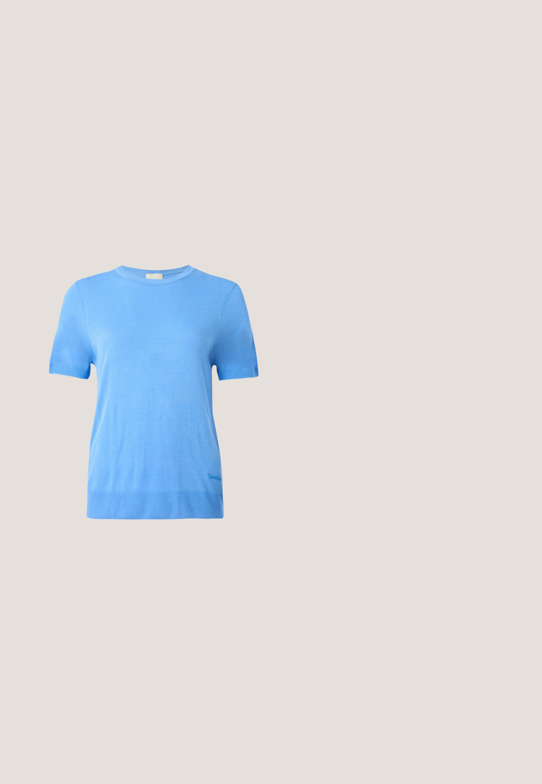 Calvin Klein Trui - blue twilight; Lichtblauw en wit gestreept overhemd met knopen, met een klassieke kraag, lange mouwen, een voorkant pocket en een klein logo label.; Blauwe denim jeans met hoge taille en wijd uitlopende pijpen, met een gladde textuur, minimale stikdetails en een klassieke vijfzakkenstijl.; Crèmekleurige hoge hak met een dunne band, geplaatst op een reflecterende vloer naast een metalen ordner met papieren.; Beige stoffen hobo tas met verstelbare riem en aangehechte kleine rechthoekige ritstas in bijpassende kleur.; Paar goudkleurige creolen met kleine zilverkleurige lusdetail op elk, weergegeven tegen een lichtgrijze achtergrond.