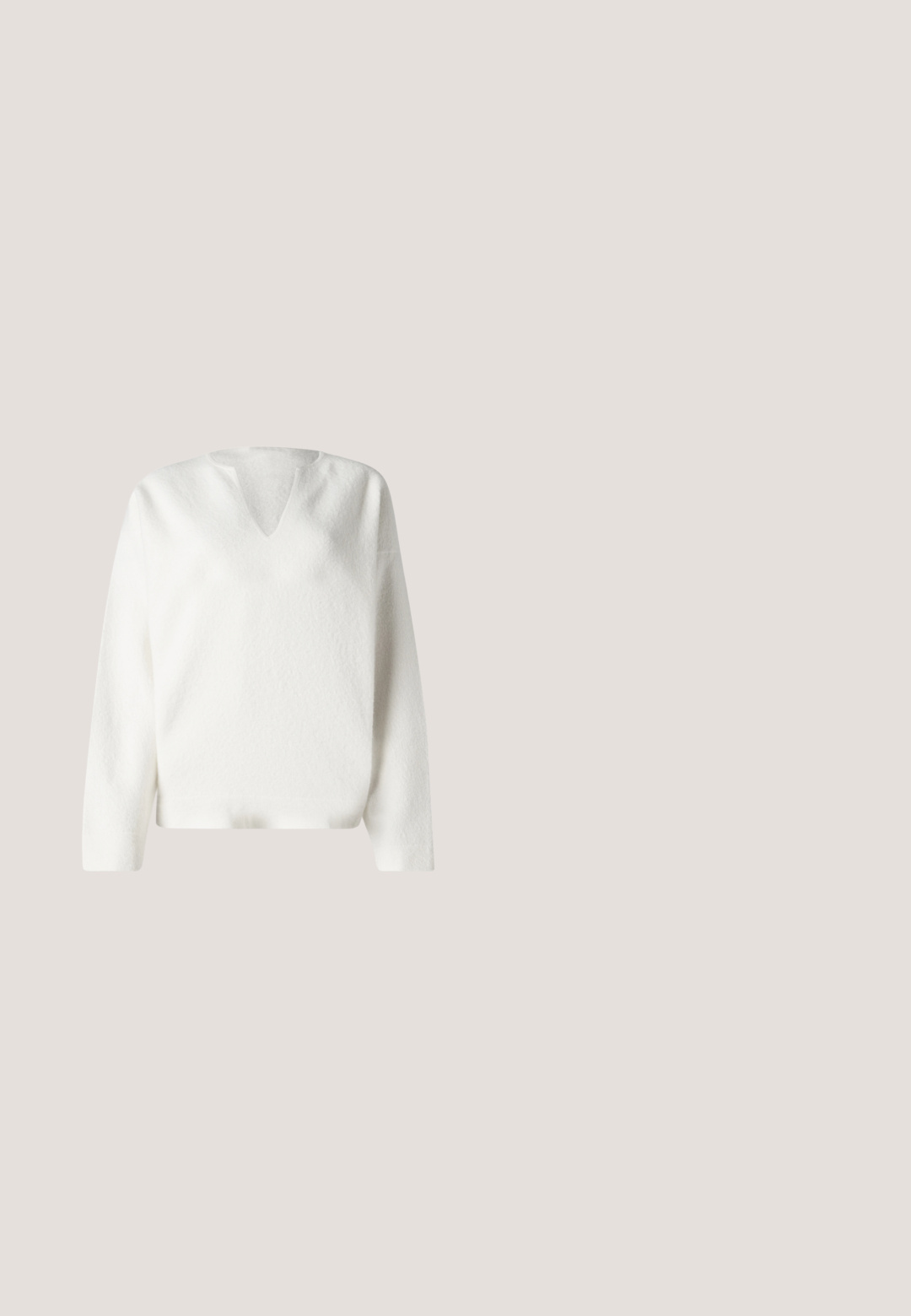 Pull blanc texturé avec un col en V et des manches longues. Présente une coupe ample et un tissu doux et confortable. Design simple et minimaliste.; Chemise noire à manches courtes avec boutons, ornée de fines rayures blanches verticales et d'un col pointu, présentée sur un fond blanc uni.; Jean en denim bleu foncé à jambes droites, avec des coutures orange, une fermeture à boutons à l'avant, et une petite étiquette sur la ceinture.; Botte de cheville en cuir noir avec un bout pointu, un talon carré et une sangle avec un détail de logo métallique. Texture lisse et design minimaliste.; Sac à main Calvin Klein noir brillant avec fermeture éclair dorée et anse courte sur fond blanc uni.; Boucles d'oreilles en métal doré présentant un design circulaire avec deux sphères, l'une plus grande et texturée, et une petite boule polie en haut.