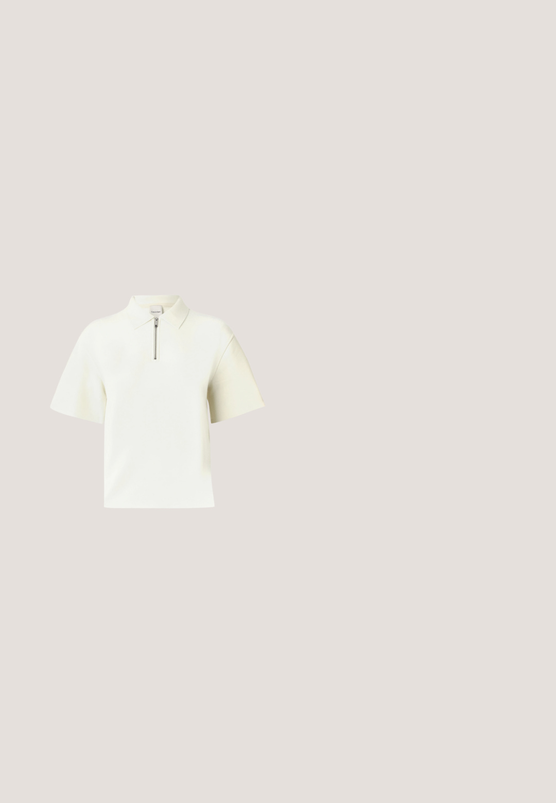 Polo à manches courtes blanc, doté d'un col zippé, tissu lisse, coupe moderne et coupe décontractée. Design simple et épuré.; Gilet sans manches blanc au design ajusté, avec six boutons ronds et deux poches avant. Fabriqué dans un matériau lisse avec une finition soignée.; Pantalon ample couleur crème avec une large ceinture élastique et des poignets élastiques froncés, avec des détails subtils de couture verticale.; Escarpin blanc à bout pointu avec bride arrière et petit talon, boucle et détail de sangle dorés, finition en cuir lisse et talon fin sur fond clair.; Sac à main en cuir couleur crème avec double poignée, bandoulière ajustable, fermeture éclair dorée et petit logo doré en bas à droite devant.; Bracelet chaîne en or avec des perles blanches rondes espacées régulièrement et un petit fermoir circulaire sur fond blanc.