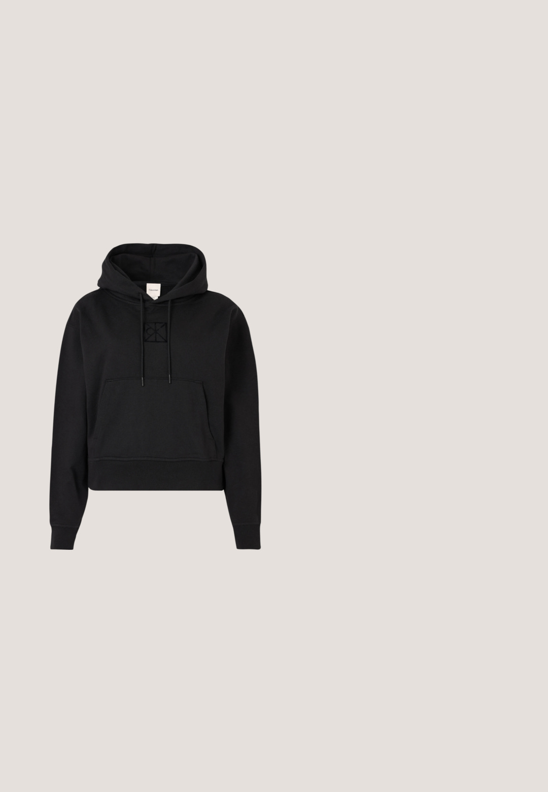Sudadera corta negra de tela suave que cuenta con un bolsillo delantero tipo canguro, capucha ajustable y un sutil logo bordado en el pecho.; Top sin mangas de canalé negro con escote redondo y tirantes finos. Presenta un pequeño logotipo blanco en el pecho.; Falda lápiz negra, a la altura de la rodilla, hecha de un tejido ligero. Presenta una textura suave y un diseño limpio y minimalista sin adornos.; Sandalia negra de tacón con dos finas tiras con hebillas circulares doradas, un tacón alto puntiagudo y un borde de suela beige.; Bolso rectangular negro con dos asas largas, placa de logo plateada y una correa trenzada en blanco y negro con un pequeño charm de personaje.; Pendientes de plata con una brillante perla blanca en la parte superior, que presentan una larga cadena y un acento metálico que se asemeja a un abrelatas en la parte inferior.