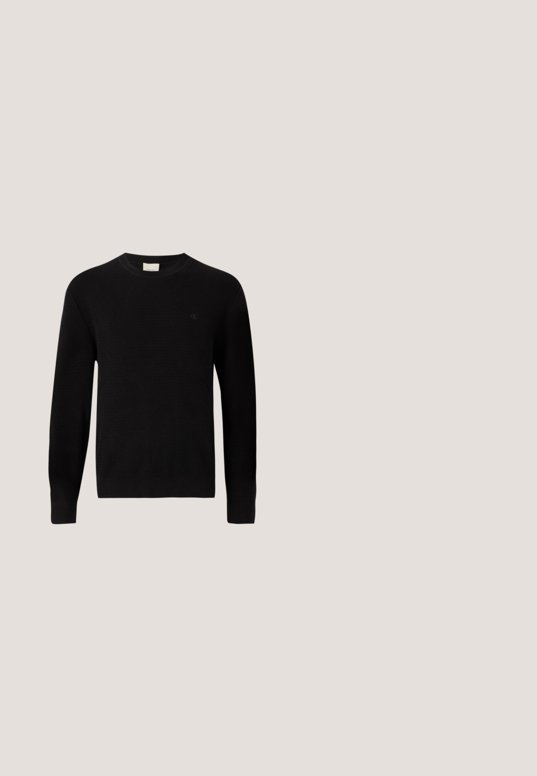 Calvin Klein Striktrøje - black; Mørk marineblå langærmet skjorte med knapper og krave samt en enkelt knap på hver manchet, vist mod en lys baggrund.; Sorte bukser lavet af stof med en glat tekstur, med klassisk pasform, knaplukning og sidelommer. Ingen mønstre eller detaljer.; Sort læderloafer med en blank finish, rund tå, subtile syninger og en tyk gummisål for holdbarhed.; Sort lædermappe med dobbelte håndtag, rektangulær form og sølvfarvede lynlås træk, med en lille præget logo i midten.; Sort tekstureret læderbælte med sølvfarvet "CK" metalspænde, rullet sammen med synlige fastgørelseshuller og bæltestrop.