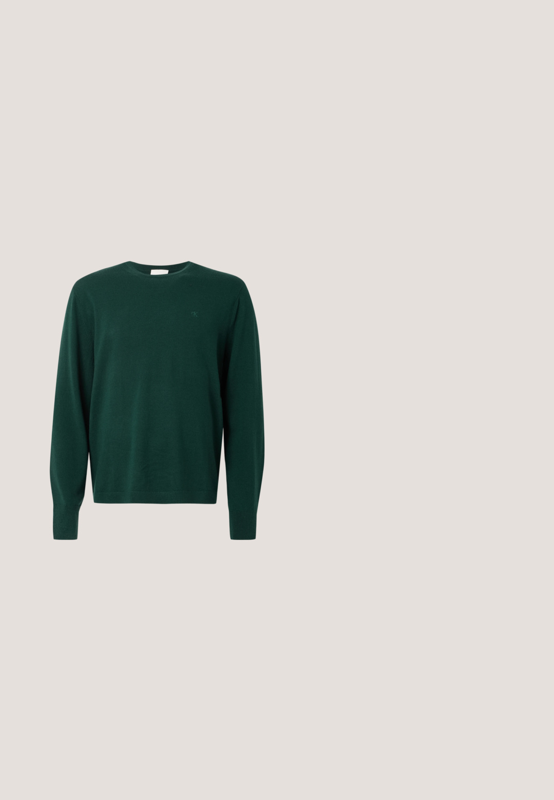 Mørkegrøn, langærmet sweater lavet af et blødt strikmateriale. Har en rund halsudskæring og en diskret logo-detalje på brystet.; Lysegrøn langærmet herreskjorte med spidst krave og hvide knapper, vist mod en ensfarvet hvid baggrund.; BOSS GENIUS - Bukser - black one; Sort læderloafer med spædedetalje, der svæver over beige tæppe, beige sofa i baggrunden, viser skosål og syning.; Sort lædernet med to top-hanke, justerbar skulderrem og en tekstureret frontlomme med et subtilt vævet mønster.; Sort læderbælte med en skinnende sølvfarvet metalspænde, glat tekstur og syninger langs kanterne. Har en løkke til at sikre bæltets ende.