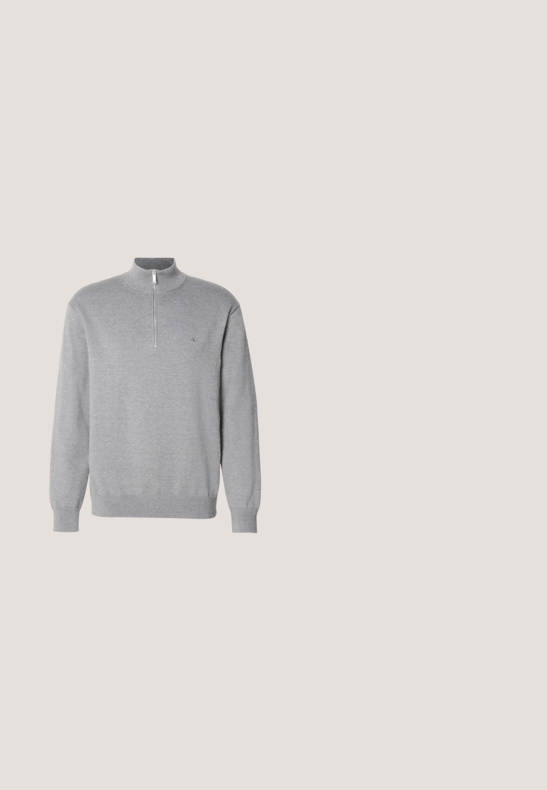Grauer Reißverschluss-Pullover mit hohem Kragen, langen Ärmeln und gerippten Bündchen. Strickstoff mit feiner Textur und kleinem Logo auf der Brust.; Teal Langarm-Halbzip-Pullover aus leichtem Material, mit Stehkragen und geprägtem Calvin Klein-Logo auf der Brust.; Graue Baumwollhose mit geradem Bein, fünf Taschen, Gürtelschlaufen und Knopfverschluss. Glatte Textur mit kaum sichtbaren Falten.; Weiße Sportschuhe mit einer glatten Oberseite und gepolstertem Kragen, ausgestattet mit einer ausgeprägten strukturierten Sohle für Griffigkeit und subtiler Markenkennzeichnung an der Seite.; Schwarzer, gesteppten Rucksack mit gepolstertem Design, geprägten Logos, einer Vorderreißverschluss-Tasche und verstellbaren Schulterriemen.; Schwarzer Ledergürtel mit glatter Oberfläche, ausgestattet mit einer silbernen quadratischen Schnalle, die mit "Calvin Klein" graviert ist, und einem braunen Innenfutter.