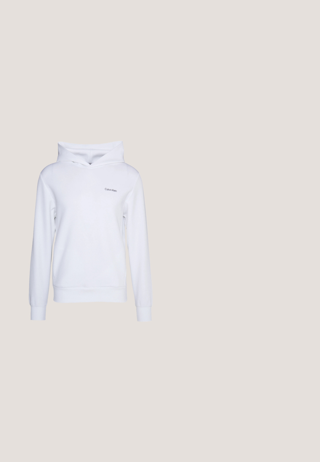 Haut à capuche blanc en matériau doux, avec une coupe décontractée, un col cheminée croisé, des manches longues et un petit logo sur le côté gauche à l'avant.; Chemise gris clair à manches longues avec boutons, col boutonné et petit logo "cK" brodé sur la poitrine gauche.; Pantalons cargo noirs avec taille élastique, fermeture à bouton, deux poches latérales et deux poches cargo. Tissu lisse avec une coupe relaxée.; Baskets noires Calvin Klein avec languette de talon blanche et logo CK sur le côté, flottant au-dessus d'un sol en béton poli et d'un mur en blocs de verre en arrière-plan.; Sac bandoulière rectangulaire noir avec poche avant texturée, fermetures éclair, bandoulière réglable et logo discret sur la partie supérieure lisse.; Collier en chaîne en argent avec un design délicat et entrelacé. Fini lisse et brillant avec un fermoir subtil à l'arrière.