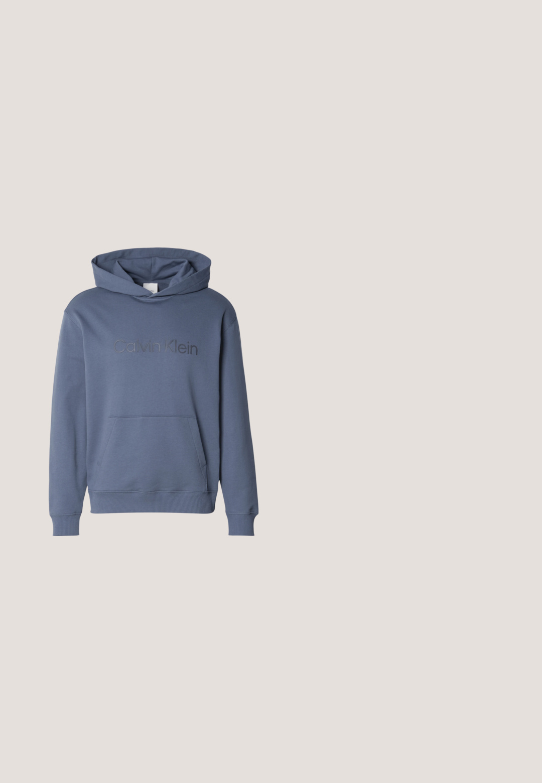 Graublaues Hoodie mit geräumiger Vordertasche, verstellbarem Kordelzug an der Kapuze und eingeprägtem "Calvin Klein"-Logo auf der Brust. Weiches Material.; Schwarzes Kurzarm-T-Shirt mit grüner "ALL"-Aufschrift und kleinerem "Calvin Klein"-Logo, das auf der oberen linken Brust gedruckt ist.; Hellgraue Baumwollshorts mit elastischem Bund, Kordelzug, Seitentaschen und Calvin Klein-Logo am linken Bein.; Schwarzer Ledersneaker mit weißer, dicker Sohle und schwarzen Schnürsenkeln, schwebt über einem grauen Betonboden in der Nähe einer Glasbausteinwand.; Schwarze rechteckige Sonnenbrille mit dünnem Rahmen und dunklen Gläsern auf einer einfachen weißen Oberfläche.; Schwarzer gewebter Rucksack mit Lederbesätzen, Kordelzugverschluss, oberen Griffen und geprägt eingraviertem Logo auf der Vorderseite.