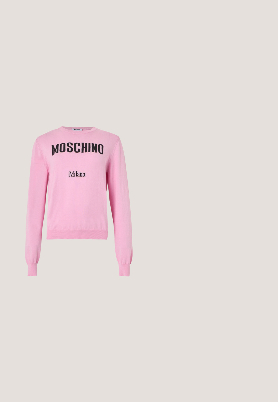 Heleheleroosa pika varrukaga kootud kampsun, millele on esiküljele trükitud suurte mustade tähtedega "MOSCHINO" ja väiksemate mustade tähtedega "Milano".; Lühendatud siniste triipudega pidžaama särk pikkade varrukatega, valgete ääristega ja rinna taskuga, millel on must Moschino Jeans logo.; Heledad sinised flared teksad, mis on valmistatud denimist, kõrge vöökohaga, esi-taskutega ja rebenenud äärtega, et tagada mugav istuvus.; Valged tennisetrid, millel on siledast nahast välimus, tekel on türkiissiniseid aktsente, tekstureeritud paelad ja kanna peal "LOVE MOSCHINO" silt.; Hele sinine ristkülikukujuline käekott kahete pikemate rihmadega, kuldsete pandladega, pealispäästikul ja esiküljel kuldse kirjaga "LOVE MOSCHINO" logoga.; Kaks säravat punast südametega objekti, mis on asetatud kõrvuti ühetaolise valge tausta peale.