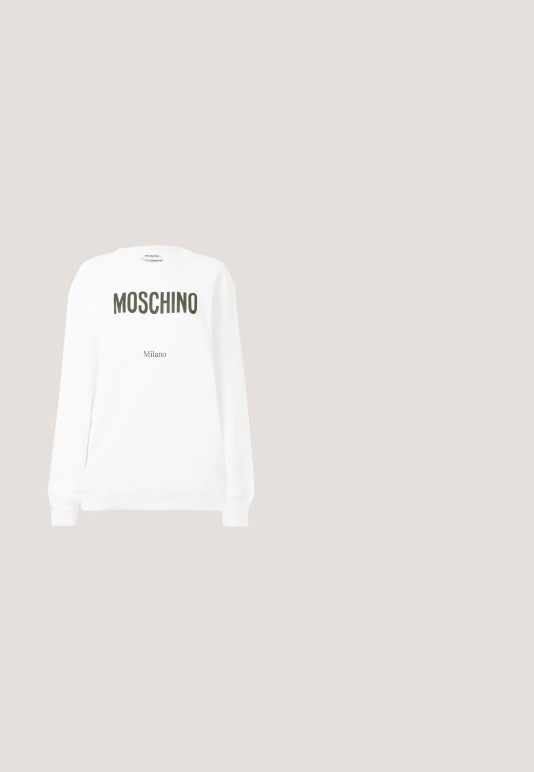 Hvid sweatshirt med "MOSCHINO" i mørke olivengrøn skrift og "Milano" i mindre tekst nedenfor. Klassisk crewneck og ribkanter.; Sort ærmeløs tanktop med ribbet kant og en gul "Moschino Jeans" logo patch på venstre bryst.; Grønne denimjeans med lige ben, der har en brun corduroy-lomme som accent og subtilt slid på hele stoffet.; Sort læderstøvle til midt på læggen med kraftig sål, "Love Moschino"-label nær toppen, og hjerteformet udsmykning på ydersiden nær hælen.; Lille tan-farvet håndtaske med top-håndtag, dobbelt omsnøringsbælte og fed rød og hvid Moschino-labelprint foran og på klappen.; Guldhalskæde med vedhæng med kursivskrift, der staver "Max Mara" på en ensfarvet lys baggrund.
