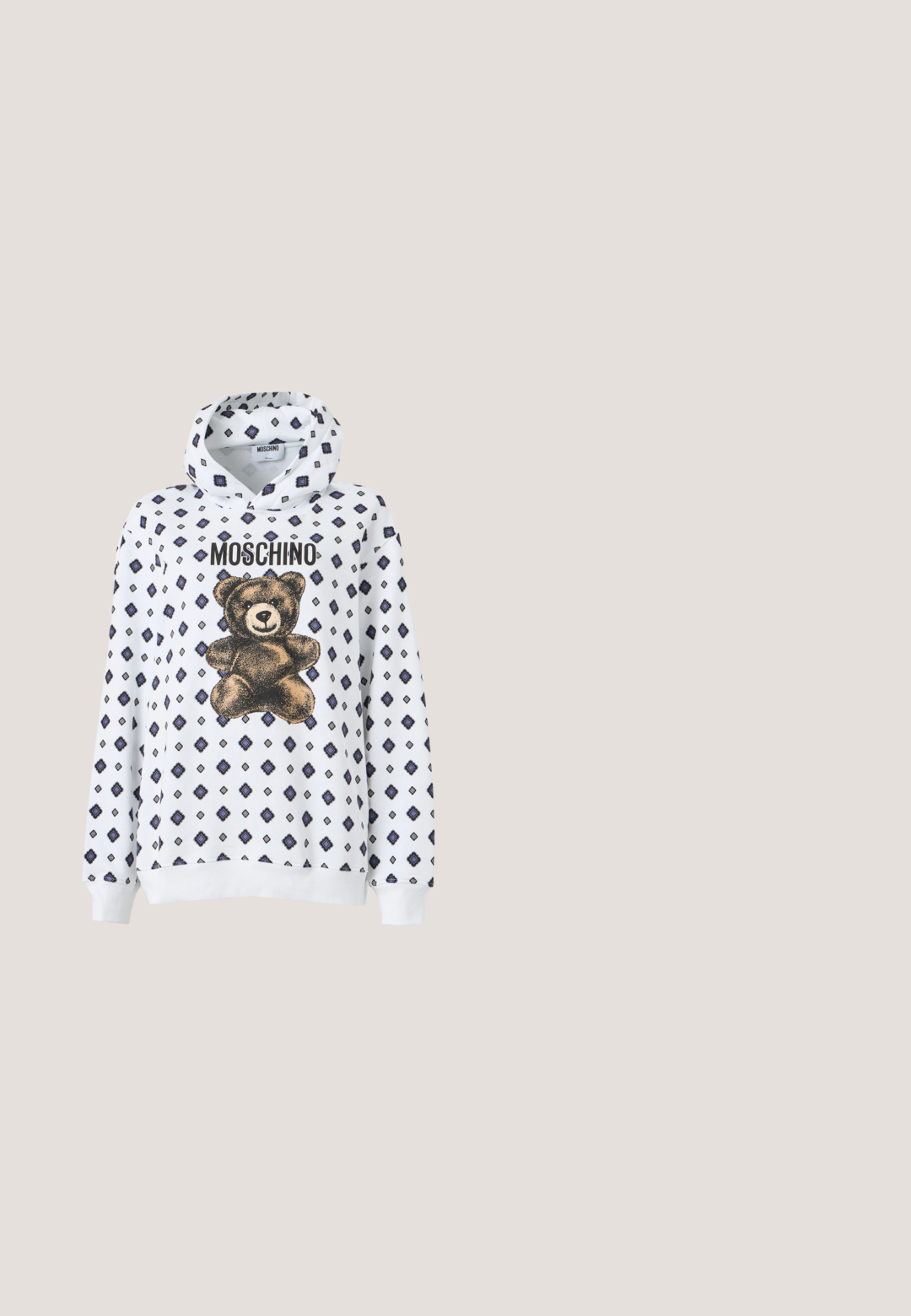 Sweat à capuche blanc avec un motif d'ours en peluche et des motifs en diamant bleu marine. Le matériau semble doux, avec des manches longues et une capuche à cordon de serrage.; T-shirt en coton blanc arborant un dessin imprimé d'une oie cartoon portant des chaussures noires et un collier de perles, avec le texte "MOSCHINO" au-dessus du motif.; Jean en denim bleu clair avec une coupe droite, style cinq poches et taille visible. La texture est légèrement usée mais intacte.; Baskets en toile à base blanche, ornées de grands pois bleus. Bout rond, semelle en caoutchouc blanche et œillets en métal pour les lacets.; Sac cabas rectangulaire blanc avec poignées noires et grand texte noir « MOSCHINO » à l'avant sur fond uni.; Collier en chaîne dorée avec un pendentif en écriture cursive épelant "Max Mara" sur un fond clair uni.