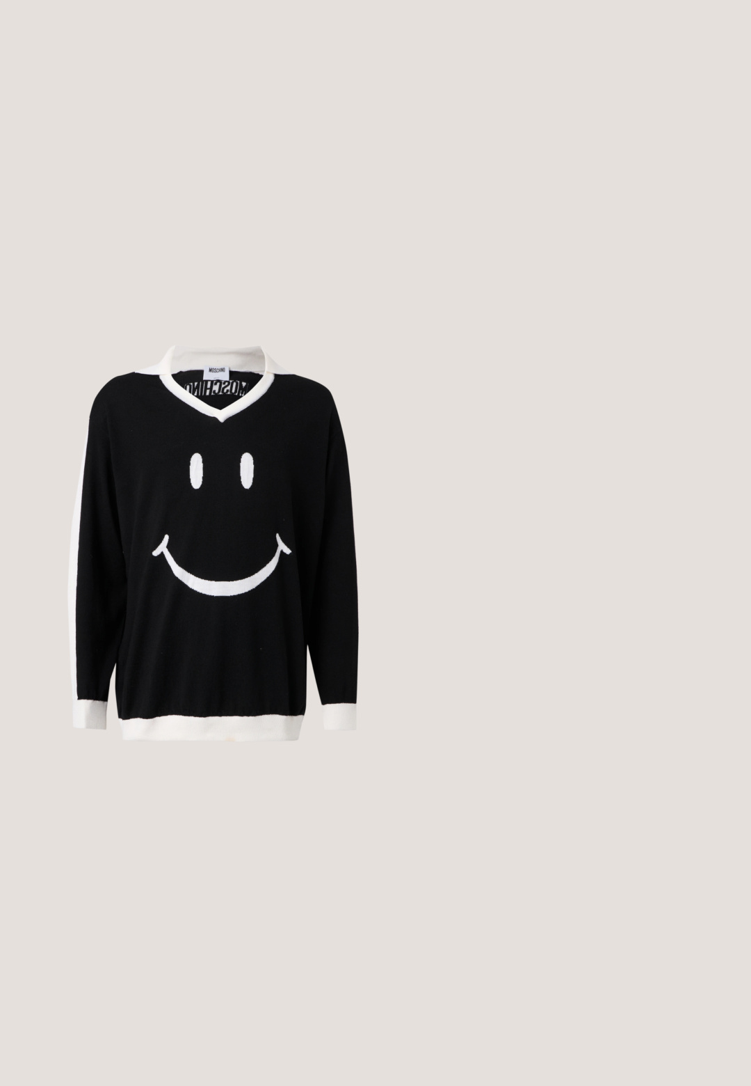 Pull noir à manches longues avec col, poignets et ourlet blancs, arborant un grand visage souriant blanc sur le devant.; Chemise en denim bleu foncé avec le texte "ICON" en blanc et le logo "DSQUARED2". Dotée d'une fermeture à boutons, d'un col pointu et d'éclaboussures de peinture usée.; Jean en denim bleu clair coupe droite, avec des coutures contrastées, deux poches avant et des détails usés sur le tissu.; Baskets basses noires avec semelle blanche, lacets noirs et logo "Armani Exchange" sur le panneau latéral, placées sur un fond gris uni.; Lunettes de soleil noires avec monture rectangulaire, verres teintés de bleu et finition mate. Présente des bords arrondis et des branches allongées pour un ajustement sûr.; Sac bandoulière noir en nylon avec rabat, doté d'une fermeture à bande logo proéminente, d'une bandoulière réglable et de détails de surpiqûres sur les côtés.