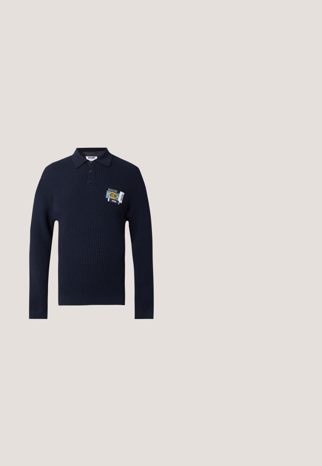 Marineblauer, texturierter Langarm-Polo-Pullover mit Drei-Knopf-Leiste und einem bunten Moschino-Logo-Patch auf der linken Brust.; Henrik Vibskov BIG  - Hemd - dark blue; Dunkelblaue Jeans mit ausgestelltem Schnitt aus Denim. Verfügt über fünf Taschen, einen Reißverschluss vorne und einen Metallknopfverschluss. Klassische Nähte setzen Akzente.; Marineblaue Wildleder-Sneaker mit einem cremefarbenen Streifen, strukturierten Schnürsenkeln und einem blauen Akzent an der Sohle. Retro-Design mit abgerundeter Form und griffigem Profil.; Kleine rechteckige blau-weiß gemusterte Umhängetasche mit vordere marineblaue Tasche, schwarzem Lederriemen mit Schnalle und verstellbarem Schulterriemen.; Silberne Manschettenknöpfe in Form von Dackelhunden, die gestreifte Pullover in Blau, Grün, Rot, Gelb und Schwarz tragen.
