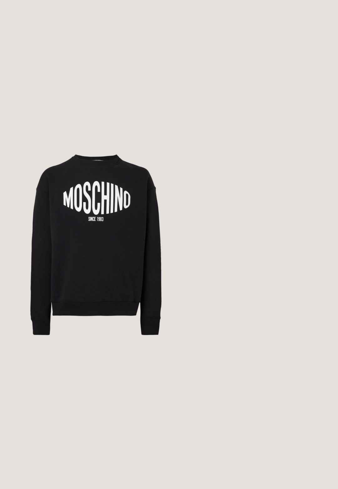Sweat-shirt noir avec un logo blanc "MOSCHINO" et "SINCE 1983" en dessous. Col ras du cou classique et poignets côtelés. Texture de tissu doux.; T-shirt en coton blanc avec un grand texte noir "MOSCHINO" au-dessus d'un texte plus petit "Milano". Encolure classique et manches courtes.; Pantalons de survêtement noirs en tissu doux, avec une taille élastique, des poches latérales et des poignets côtelés aux chevilles. Design minimaliste.; Baskets blanches basses avec design à lacets, dessus synthétique lisse et semelle en caoutchouc motif sur un fond clair uni.; Lunettes de soleil noires carrées avec des verres dégradés, monture en acétate élégante, accents matériels subtils, portant le nom de la marque "Michael Kors" sur les branches.; Sac tote Moschino noir avec doubles poignées, bandoulière réglable, lettrage doré pour le logo et étiquette de bagages noire attachée sur fond uni.