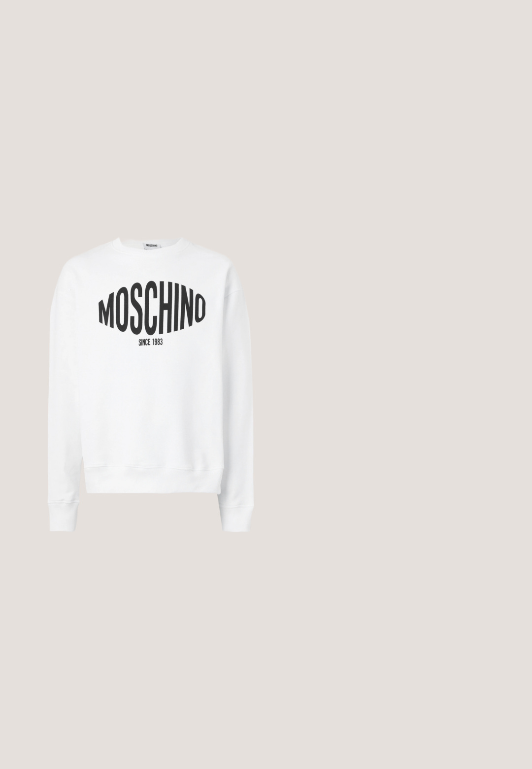 Λευκή φούτερ μπλούζα με μαύρο λογότυπο "Moschino" και το κείμενο "SINCE 1983", μακριά μανίκια και στρογγυλή λαιμόκοψη. Μαλακό βαμβακερό υλικό.; Λευκό κοντομάνικο μπλουζάκι με το κείμενο "MOSCHINO" πάνω από ένα καφέ αρκουδάκι τυλιγμένο με κίτρινη μεζούρα.; Μαύρες φόρμες με χαλαρή εφαρμογή, φτιαγμένες από μαλακό ύφασμα. Διαθέτουν ελαστική μέση και λευκό λογότυπο "Moschino" στο αριστερό μπουμπούκι.; Λευκό sneaker χαμηλής κοπής με σχέδιο κορδονιών, λείο συνθετικό επάνω μέρος και μοτίβο από καουτσούκ στη σόλα, σε απλό φωτεινό φόντο.; Μαύρη τσάντα tote από απαλό ύφασμα με δύο μαύρες λαβές, που διαθέτει το λογότυπο "MOSCHINO" σε χρυσό και κλείσιμο με φερμουάρ στην κορυφή.; Μαύρη δερμάτινη ζώνη με υφή κροκοδείλου και μεγάλο χρυσό λογότυπο "MOSCHINO" ως αγκράφα. Διαθέτει πολλαπλές τρύπες ρύθμισης.