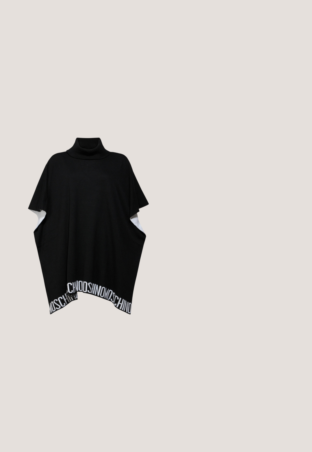 MOSCHINO PONCHO - Kapper - black; Sort t-shirt med korte opkrullede ærmer og et horisontalt gråt logobånd tværs over brystet. Fremstillet af blødt bomuldsmateriale.; Sorte bukser med vide ben lavet af et glat stof. Har en flad front, uden synligt hardware, og sidelommer. Lige kanter.; Sølvmetallic sneakers med pink snørebånd, rund tå og en tekstureret overflade. Har en tyk hvid sål for ekstra polstring.; Sort rektangulær crossbody taske med struktureret finish, lynlås og justerbar sort rem med hvid "KARL LAGERFELD" tekst.; Sølvstjerneformede ørestikkere med to hængende kæder; den ene kæde ender i en lynformet vedhæng, den anden i en spids kegle med indlejrede sten.