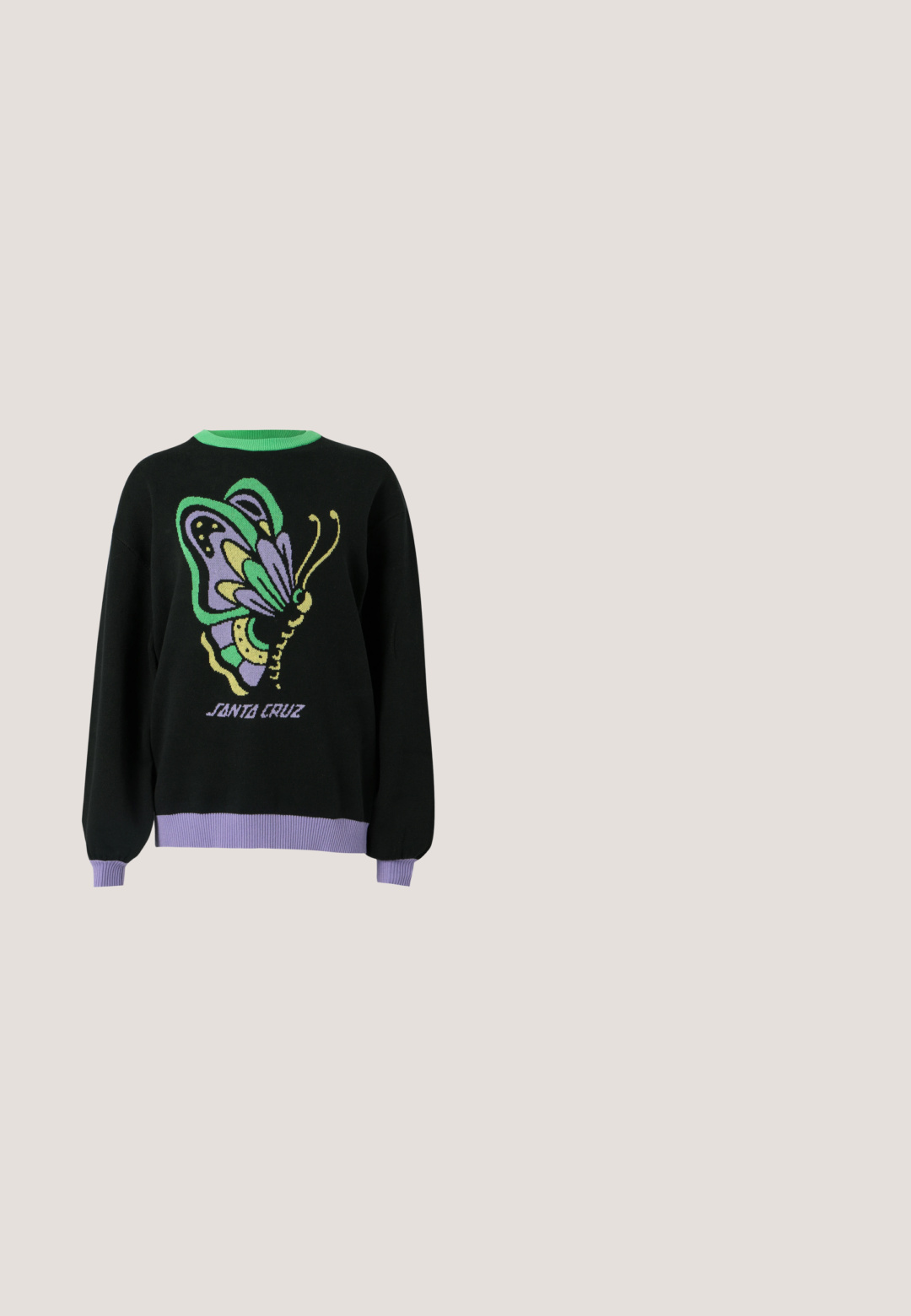 Suéter negro con un gráfico de mariposa colorida, cuello de canalé verde y puños y dobladillo de canalé morado. Texto "SANTA CRUZ" debajo del diseño.; Camiseta blanca recortada con un gráfico verde de doner kebab, texto "HAN KJØBENHAVN DÖNER HOUSE" y número de teléfono abajo.; Pantalones sueltos de color verde claro con cintura elástica y cordón. Presentan bordado floral en la parte frontal y un detalle de dobladillo rosa.; Zapatillas verdes con materiales de malla y gamuza, que cuentan con un acento blanco, cordones color crema y una suela de goma translúcida en color naranja.; Bolso tote acolchado verde claro con dos asas y una correa amarilla desmontable con detalles negros y texto en la correa.; Pendientes de aro de plata con acentos circulares en tono dorado y un patrón recortado, que presentan un acabado pulido y un diseño moderno y elegante.