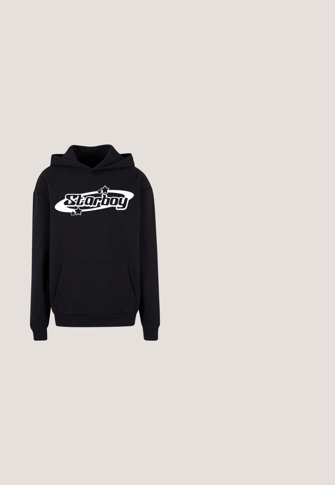 Zwarte hoodie met een witte "Starboy" graphic met sterren, een kangoeroezak en ribbels aan de mouwen en onderkant.; Witte katoenen t-shirt met korte mouwen, met daarop in rode drukletters aan de linkerkant van de borst de tekst "CASH ONLY" en de Chinese vertaling ervan.; Zwarte cargobroek van duurzaam stof met meerdere zakken, ritsen en een verstelbare tailleband voor functionaliteit en comfort.; Zwarte sportieve schoenen van glad leder, met een low-top ontwerp, geperforeerde accenten en een wit logo aan de zijkant. Rubberen zool.; Zwarte zonnebril met ronde lenzen, een dik montuur en subtiele zilveren accenten. Glanzende afwerking met een soepele textuur. Stijlvol klassiek ontwerp.; Diesel Ketting - silberfarben