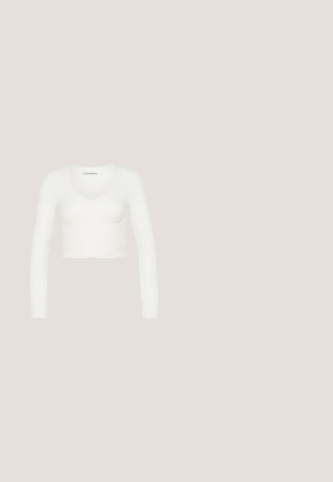 Abercrombie & Fitch VARIEGATED WRAP SLIM - Svetrík - jet stream; Tmavomodré rozšírené džínsy s pásom strednej výšky, piatimi vreckami a jemnými akcentami prešitia. Vyrobené z denimu s hladkou textúrou.; Biele kožené členkové topánky s mierne špicatou špičkou, nariaseným zadným detailom a širokým pásom s prackou okolo členka.; Priehľadné plastové okuliare s námestovými rámami a priehľadnými šošovkami, s kultivovanými zlatými akcentmi na spánkoch pre zvýraznenie detailov.; Hnedá kožená kabelka zaobleného tvaru, s dvomi prednými zipsovými vreckami a odnímateľným ramenným popruhom. Disponuje striebornými kovovými detailmi a prešívaním.; Strieborné kruhové náušnice s vlnitou, nepravidelnou textúrou. Majú tenký, kruhový tvar a reflektujúci povrch.