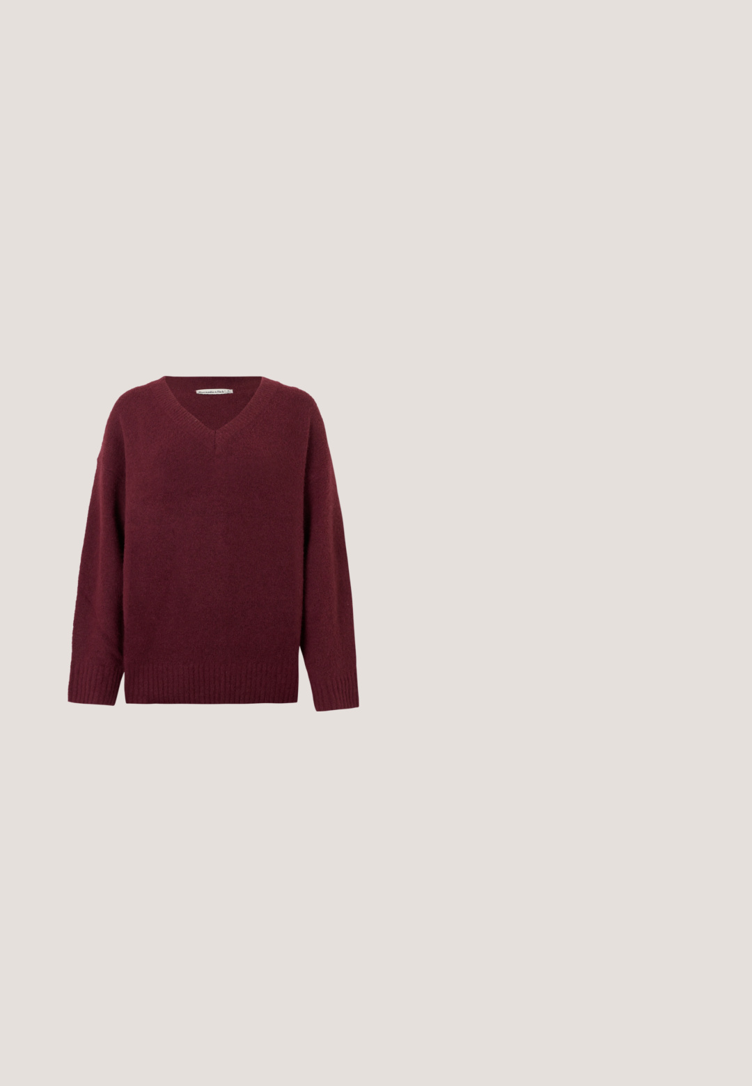 Weinroter V-Ausschnitt-Pullover aus weichem, strukturiertem Material mit weiten Ärmeln und geripptem Saum. Einfaches, klassisches Design ohne Verzierungen.; Jeansjacke mit einem braunen Cordkragen, vorderer Knopfverschluss, zwei großen Brusttaschen und einem lässigen Schnitt. Blaue Stoff mit subtiler Struktur.; Dunkelblaue Jeans mit hoher Taille und geraden Beinen, Kupferknöpfen, Klappentaschen vorne und sichtbaren gelben Nähten.; Dunkelbraune Lederschuhe mit quadratischer Spitze und kurzem Blockabsatz, getragen zu schwarzer, maßgeschneiderter Hose, die ein elegantes, gepflegtes Erscheinungsbild zeigt.; Braune gewebte Lederhandtasche mit weißer Paspel, goldenem Reißverschluss und abnehmbarem braunem Stoff-Schulterriemen.; Silberne Creolen-Ohrringe, verziert mit klaren Strasssteinen, mit einer strukturierten Oberfläche und einer glatten, kreisförmigen Form mit sicherem Verschluss.