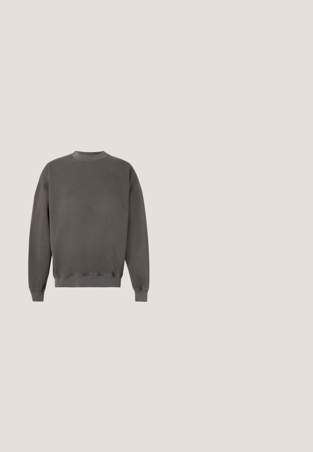 Effen donkergrijze langarige trui met geribde ronde hals, manchetten en zoom, weergegeven tegen een witte achtergrond.; Zwarte katoenen T-shirt met een ronde hals en korte mouwen. Heeft een klein blauw logo op de linkerkant van de borst. Eenvoudig, recht gesneden ontwerp.; Donkergrijze denim jeans met een hoge taille, rechte pijpen, een vervaagde textuur, voorzakken en een enkele knoopsluiting.; Slofkleurige sneaker met een glad leren bovenwerk, ronde neus, vetersluiting en een geribbelde rubberen zool. Minimalistisch ontwerp, zonder logo's.; Zwarte getextureerde leren heuptas met voorvak met ritssluiting en zilverkleurig "BOSS"-logo, verstelbare riem en hoofdvak met ritssluiting.; Zwarte leren riem met een zilveren rechthoekige gesp, met een gladde textuur en contrasterende tan voering aan de binnenzijde.