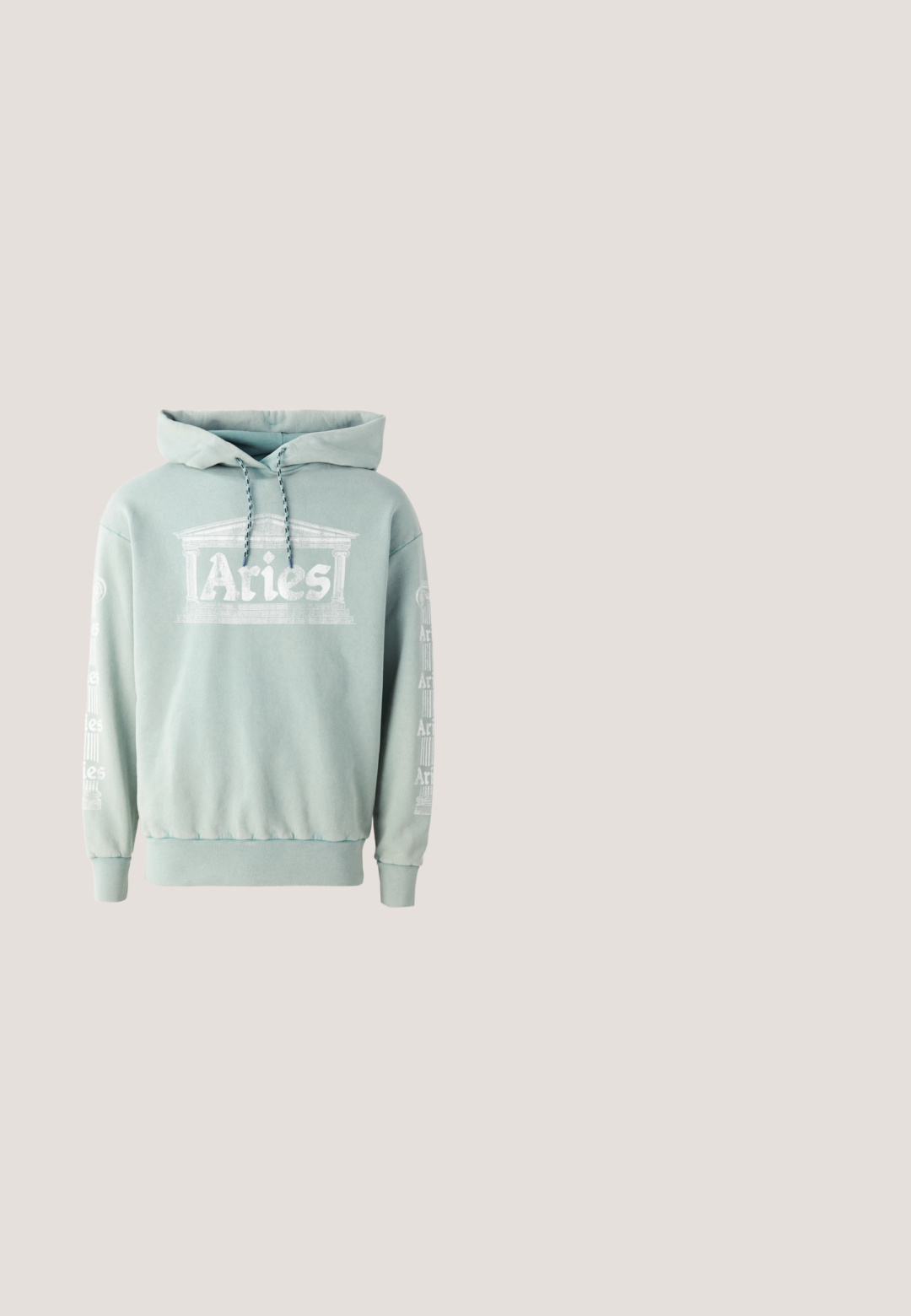 Hoodie vert menthe en coton, doté d'une impression frontale "Bélier" avec des détails architecturaux, et de texte en blanc le long des manches.; T-shirt en coton crème avec un graphique de disque vinyle noir aux accents verts et texte doré sur le devant. Manches courtes, col rond.; Pantalon de jogging vert clair en coton doux, avec une taille élastique, des poches latérales et des détails graphiques subtils le long d'une jambe.; Baskets en suède beige avec un panneau texturé marron, un talon marron contrastant et des lacets multicolores. Caractérisées par une semelle en caoutchouc noire et un logo doré.; Sac cabas en tissu brun avec deux anses et une poche avant, avec le logo "LES DEUX" en lettres jaunes sur la poche.; Bracelet délicat en perles avec de petits perles carrées bleues et vertes et un fermoir à crochet en argent sur fond blanc.