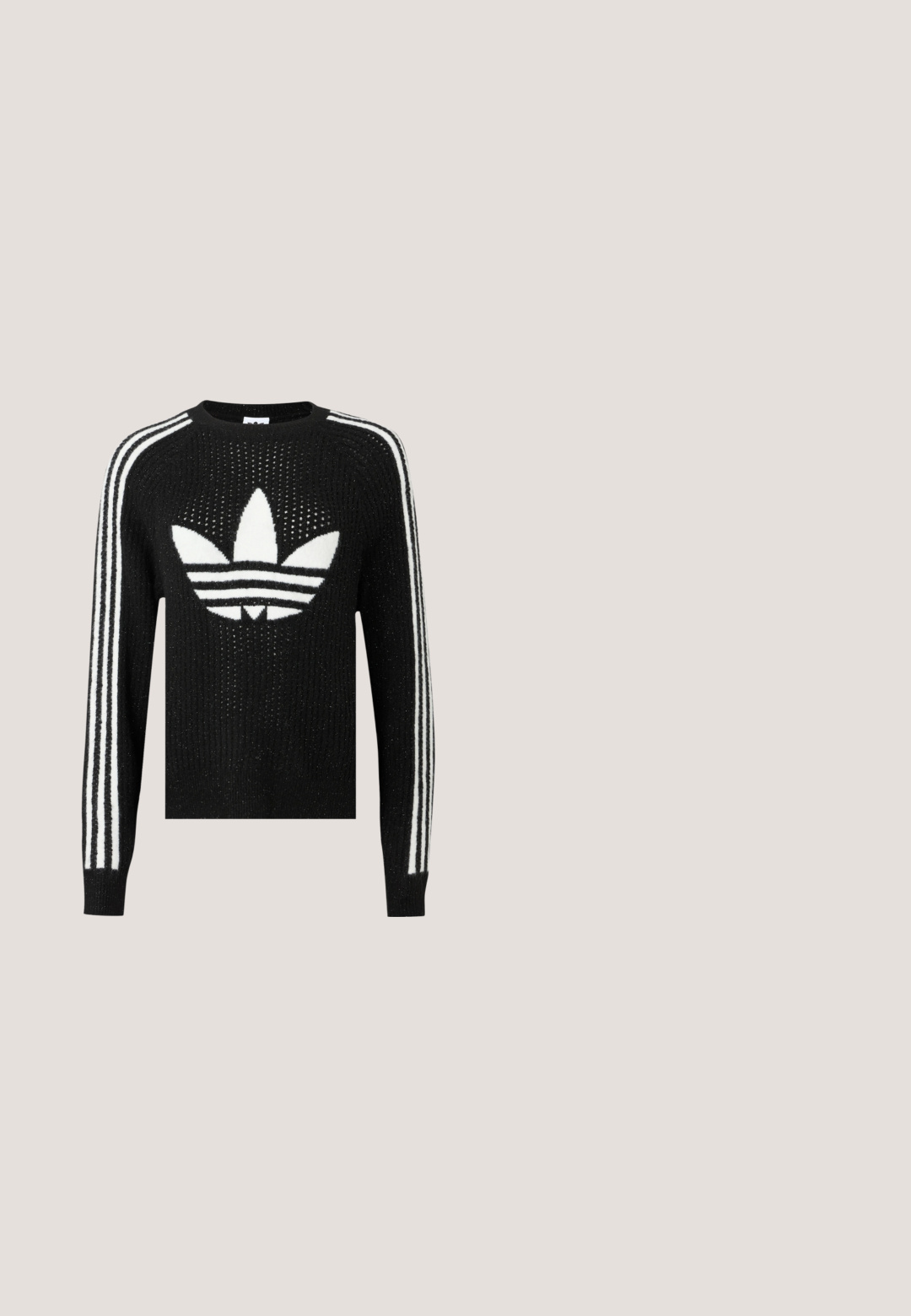 Čierny pletený sveter s bielym logom Adidas trefoil a tromi bielymi pruhmi na každom rukáve. Textúrovaná tkanina s miernym leskom.; Čierna sametová polo košeľa s dlhými rukávmi a bielym rebrovaným golierom, s tromi gombíkmi, texturovaným predným dielom a tromi bielymi pruhmi na každom rukáve.; Svetlosivé široké teplákové nohavice Adidas s elastickým pásom, bielymi tromi pruhmi na stranách, vrecko na zips a jemnou kvetinovou výšivkou na ľavej nohe.; Čierne semišové tenisky s bielymi tromi pruhmi, zlatým logom a hnedou gumovou podrážkou. Disponujú nízkym šnurovacím dizajnom.; Čierna kožená taška obdĺžnikového tvaru s dvoma rukoväťami, bielym lemovaním a malým bielym logom na prednej strane.; Náramok v tvare manžety vyrobený z krúteného kovu striebornej farby, so zapleteným dizajnom, otvorenými koncami a hladkou textúrou.