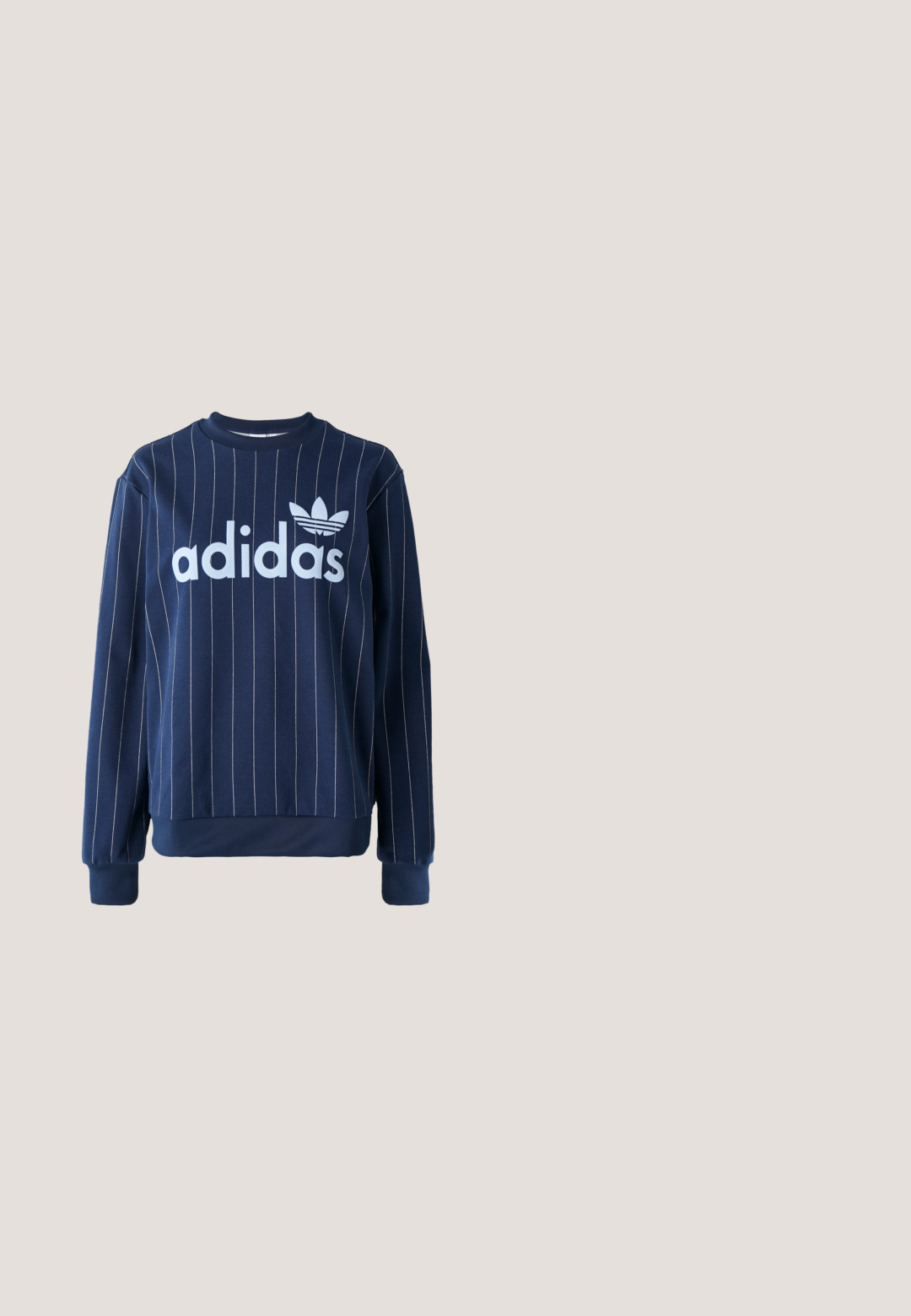 Tummansininen collegepaita, jossa on pystysuorat valkoiset raidat, suuri vaaleansininen "adidas"-logo edessä, ribbaus hihansuissa ja pyöreässä kaula-aukossa.; Kermanvärinen lyhythihainen Adidas T-paita, jossa on punainen resorikaulus, hihansuut, kolme punaista raitaa olkapäillä ja punainen Adidas-trefoil-logo rinnassa.; Burgundin säärystimet joustavalla vyötäröllä ja kiristysnauhoilla. Tämäntyyppisissä housuissa on hihansuut ja minimaalinen brändäys vasemmassa jalassa. Pehmeä, sileä kangas.; Harmaat lenkkarit valkoisilla raidoilla. Nahka päällinen, teksturoitu kärki ja kumipohja. Varustettu etulenkillä ja pehmustetulla kaulaosalla mukavuutta varten.; Pieni vaaleanpunainen virkattu käsilaukku pyöreällä kahvalla, kohokuvioidulla logolla ja koristeellisilla monivärisillä koristeilla, jotka roikkuvat sivuvetoketjusta.; Kaksi kullanväristä nappikorvakorua, jotka ovat pikselöityjen sydämien muotoisia ja koostuvat pienistä pyöreistä helmistä valkoisella taustalla.