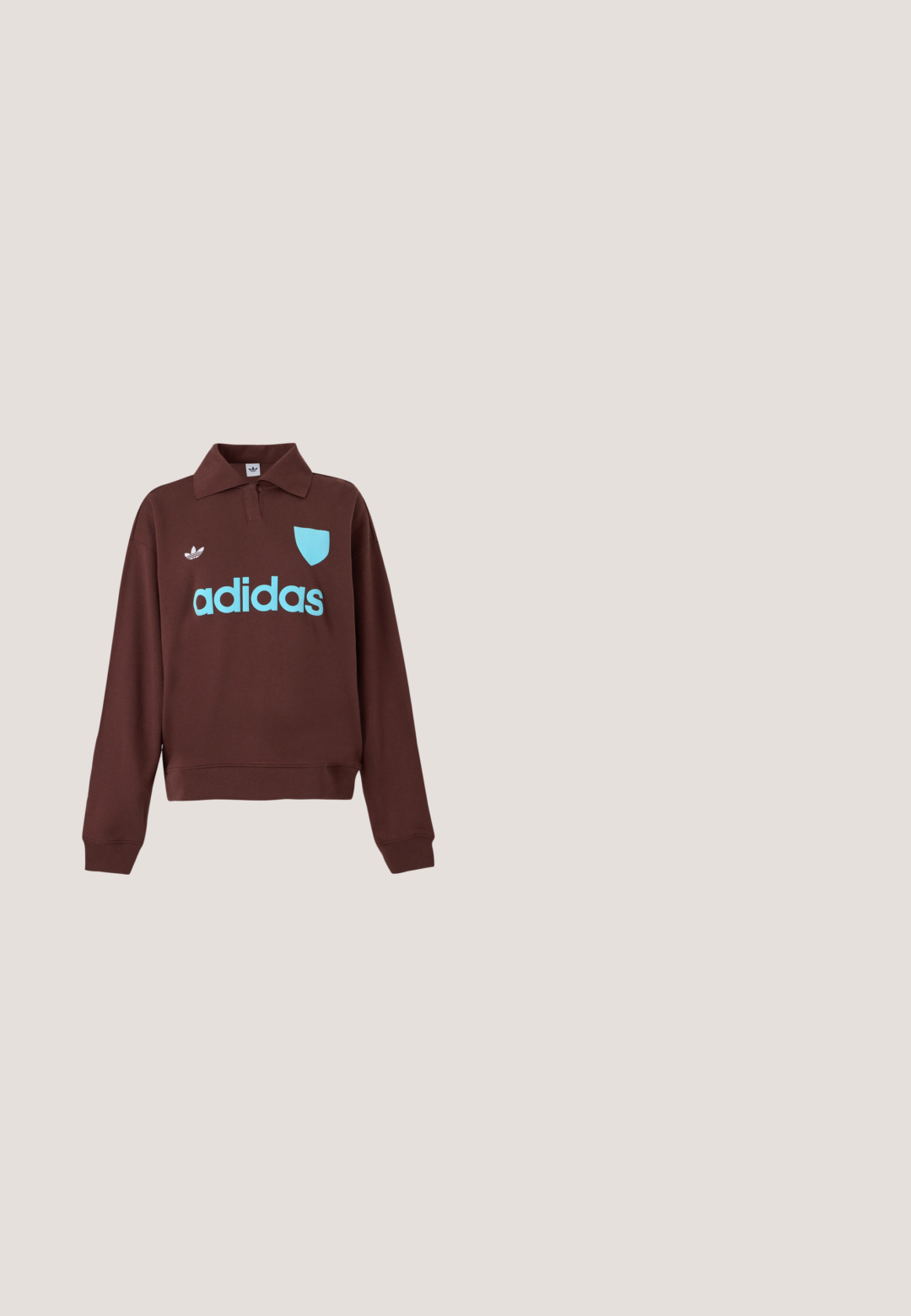 Brauner Pullover mit Polo-Kragen, versehen mit einem hellblauen "adidas"-Logo und einem Wappendetail, aus weichem Stoff mit lässiger Passform.; Marineblaue, gerippte Camisole mit Spitzenbesatz entlang des V-Ausschnitts und dünnen, verstellbaren Schulterträgern.; Hochgeschnittene, cremefarbene, weit geschnittene Hosen mit Lochstickerei, Vordertaschen und einem Knopf mit Reißverschlussverschluss.; Rosa Leinen-Schuhe mit weicher Textur, ausgestattet mit einem Schnürdesign und einer Sohle aus Gummi. Dekorative Akzente und drei Streifen an der Seite.; Weiche Stoff-Schultertasche mit rot-weiß kariertem Muster, geknotetem Griff und dreieckiger Form vor einfarbigem Hintergrund.; Silberne Kettenhalskette mit elf sternförmigen Anhängern, von denen jeder über einen klaren zentralen Edelstein verfügt, und einem verstellbaren Verschluss.