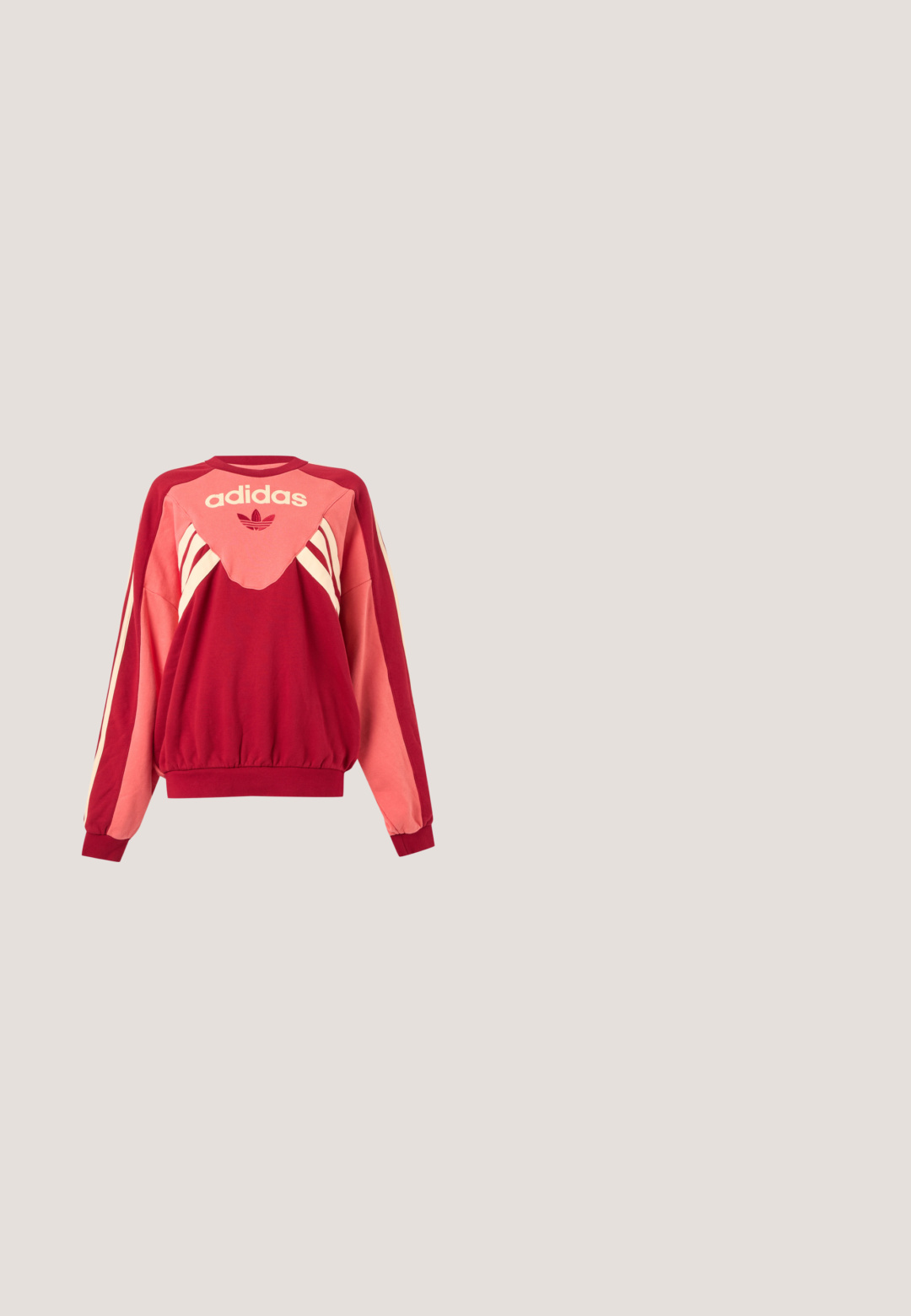 Rode en roze Adidas trui met lange mouwen, crèmekleurige strepen, logo en klaverblad symbool aan de voorkant tegen een lichte achtergrond.; Zwarte fluwelen long-sleeve polo shirt met een witte geribbelde kraag, drie knopen, een textuur aan de voorkant en drie witte strepen op elke mouw.; Zwarte, loszittende trainingsbroek van gladde stof. Voorzien van een elastische tailleband en zijstrepen met logo-accenten.; Zwarte faux leren broek met een losse pasvorm, voorzien van een gladde textuur en zijstrepen. Gepaarde met witte sneakers met zilveren accenten.; Zwarte ovale zonnebril met slanke pootjes en rood getinte glazen, rustend op een witte ondergrond.; Zwarte leren handtas met een rechthoekige vorm, voorzien van een enkele gestructureerde handgreep, zilveren hardware en ritsluiting. Gladde textuur.
