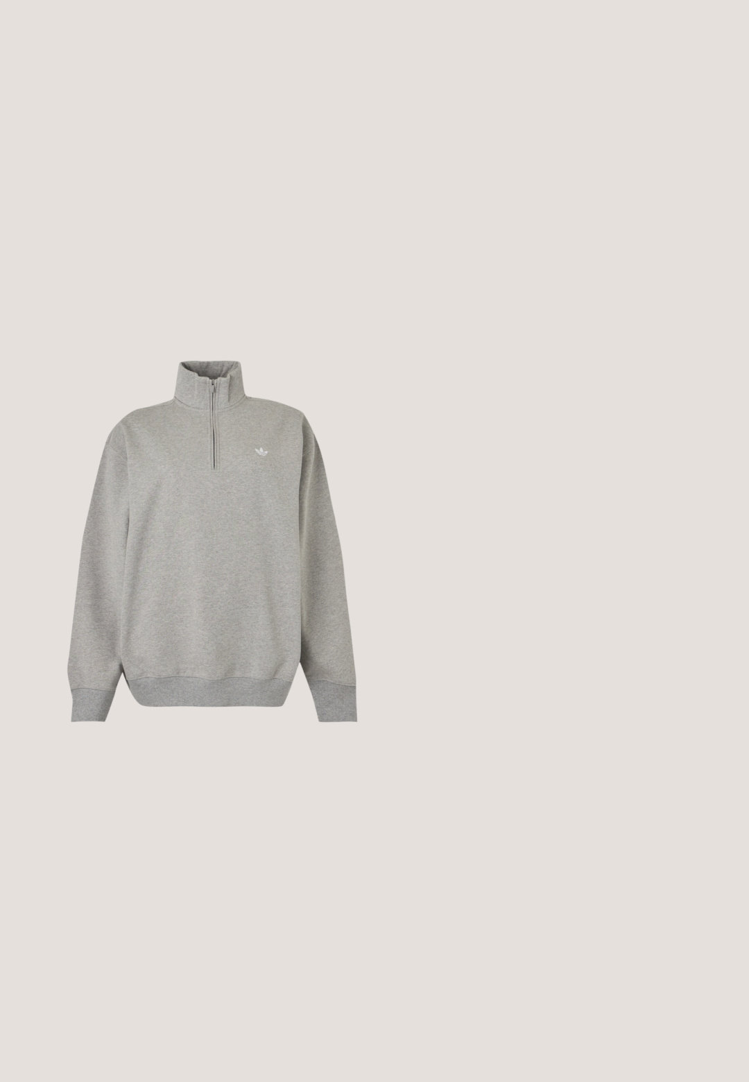 Helehall pikkade varrukatega dressipluus neljandiku lukuga kraega ja väikese valge Adidas logo vasakul rinnal.; Must musta särg, millel on pikad varrukad, valge soonikuline krae, kolm nööpaukku, tekstureeritud esipind ja kolm valget triipu igal varrukal.; Halli laia säärega track-püksid, kummiga vöökohaga, valgete küljejoontega, lukustusega taskuga ja Adidas logo paremal reiel.; Hallid spordijalatsid sujuva nahkviimistlusega, millel on kolm musta triipu, ümar toes ja kummine tald.; Mustad mustaga rätiikujulised prillid pruuni tooniga läätsedega ja tikitud mustriga käepidemed valgel taustal.; Tumepruun patiintnahast käekott hõbedase ketstriidega, dekoratiivsete topeltpandlitega ja lukuga sulgemisega.