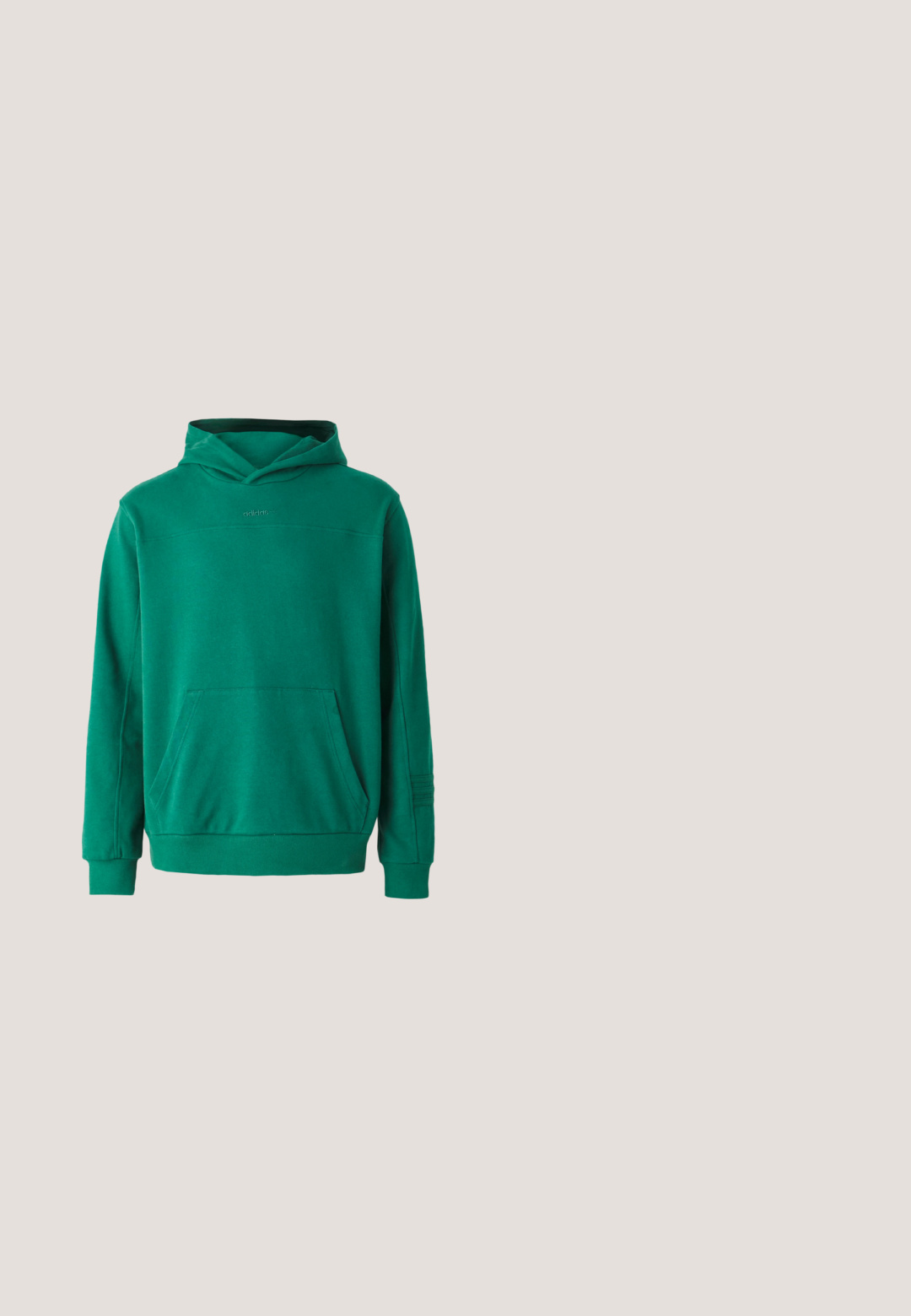Sudadera verde hecha de una tela suave, con bolsillo tipo canguro, capucha ajustable y puños acanalados. Diseño simple con un mínimo de marcas.; Polo verde de algodón con cuello y puños en azul contrastante. Presenta un logo bordado y un pequeño diseño colorido en el pecho.; Pantalones cortos deportivos negros con cinturilla elástica, franjas laterales blancas y un pequeño logo de cocodrilo verde en la pierna derecha.; Zapatillas de ante verde con suela de goma, que presentan una puntera redondeada, cierre con cordones y un acento texturizado en el talón.; Bolso bandolera de tela negra con una correa blanca con el logo de LACOSTE, cierre superior con cremallera y un logo de cocodrilo bordado en verde en la parte frontal.; Pulsera trenzada en tonos verdes y dorados, con un cierre metálico plateado que presenta una superficie texturizada y un logo grabado.