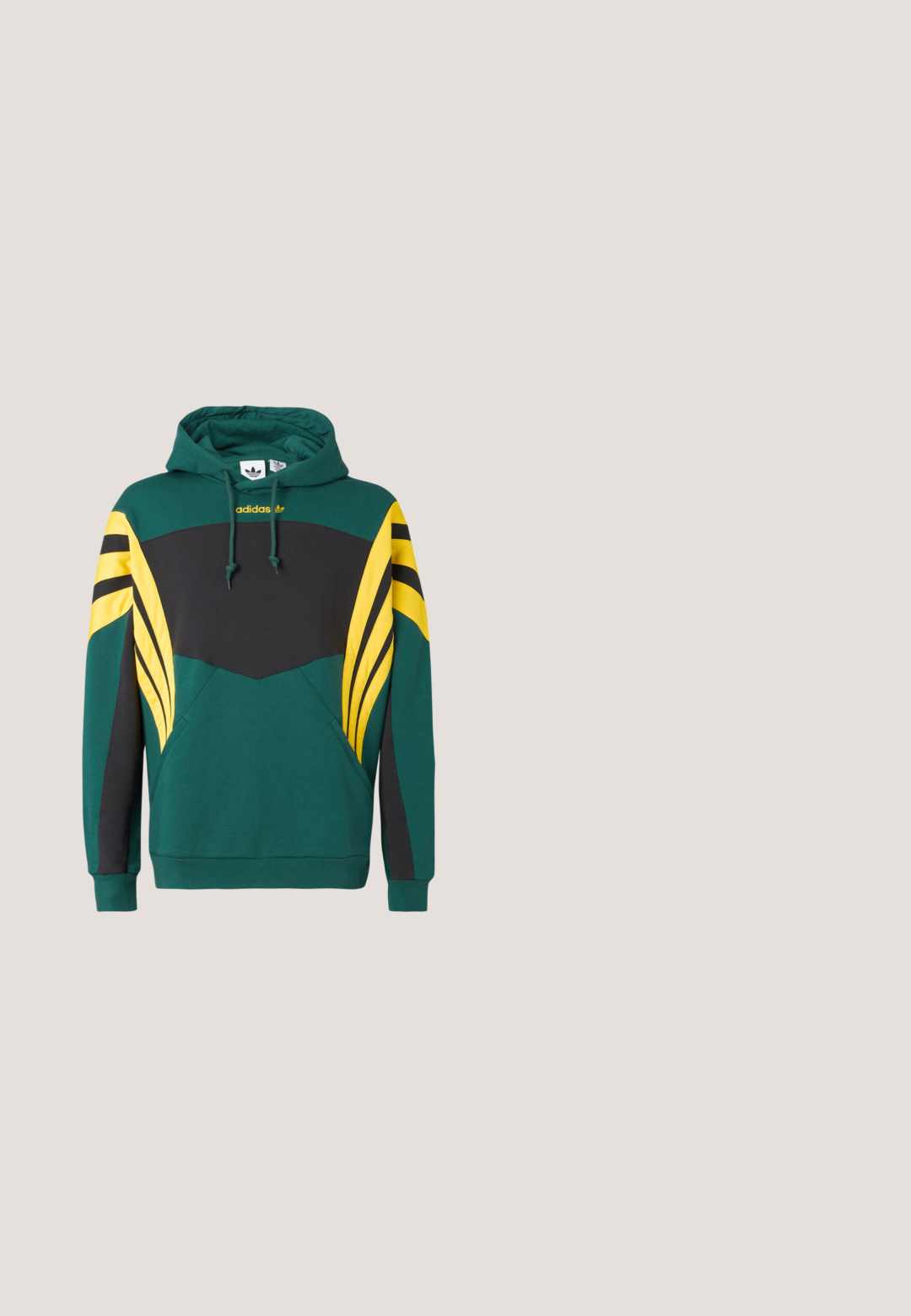 Grøn hættetrøje med sort brystpanel, gule og sorte stribede ærmeaccent, frontlomme og Adidas-logo under hætten.; Sort t-shirt med korte ærmer med brunt camouflage-løv- og grenmønster, med gul tekst "Icecream" på venstre bryst.; Sorte ternede bukser med elastisk talje, to forlommer og en løs pasform med lige ben. Fremstillet af letvægtsmateriale.; Grå og hvid sneaker med en mesh-overdel, polstret tunge, teksturerede accenter og en tyk gummisål, hævet over en træoverflade.; Hexagonale brune solbriller med tynde metalstel i guld og sorte ender på stængerne, vist i vinkel på en lysegrå baggrund.; Brun stof tote-bag med en glat tekstur, justerbar sort rem og sidelomme. Har et lille logo-tag foran.
