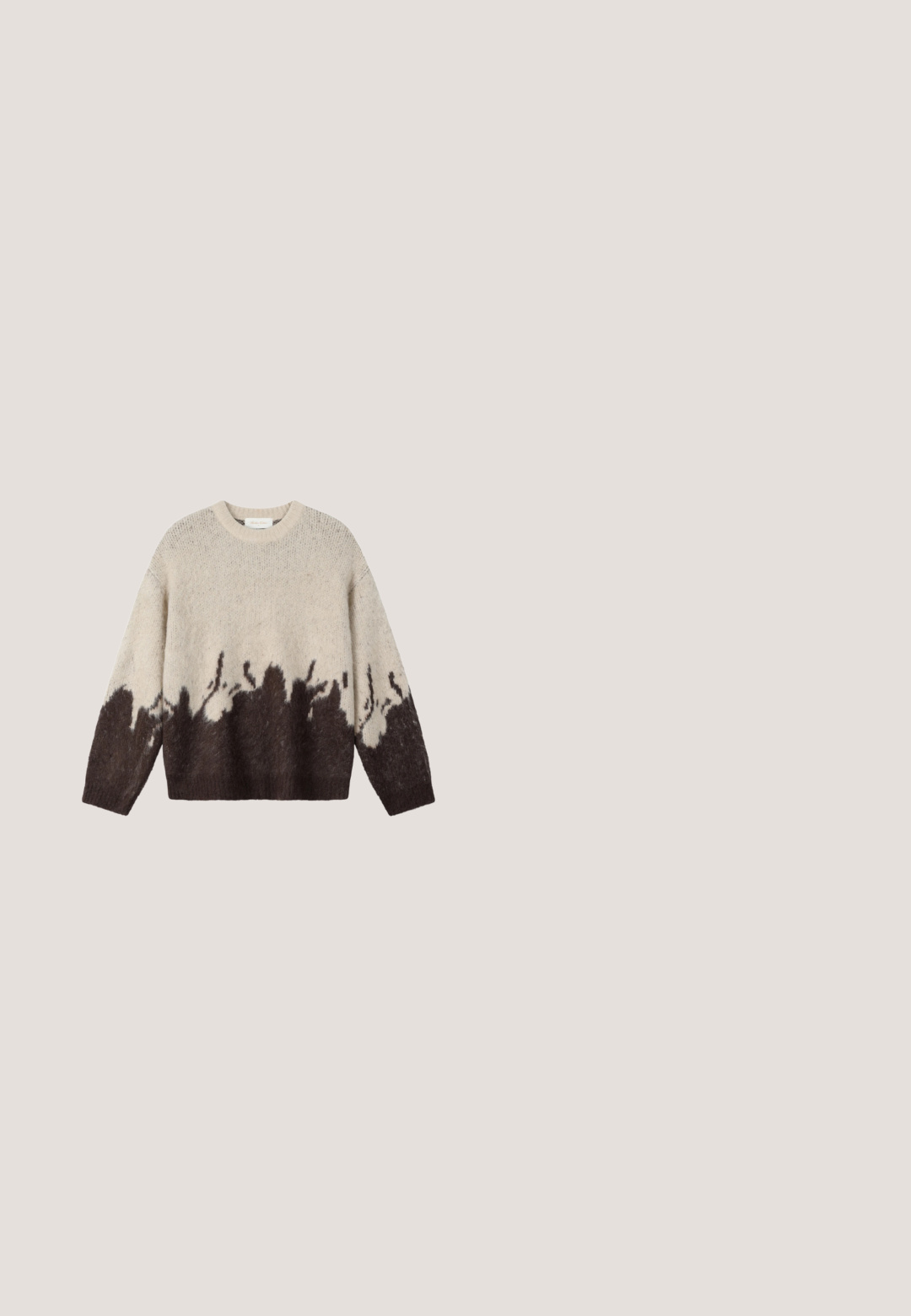 Pull en maille beige avec motif abstrait marron foncé sur la moitié inférieure et les manches, à manches longues et col rond.; Veste en polaire beige clair, avec fermeture éclair à l'avant, col, deux poches latérales et un logo brodé sur la poitrine gauche. Texture douce partout.; Jean en denim bleu clair à coupe large, doté de cinq poches, de coutures contrastées et d'une texture subtile sur l'ensemble du tissu.; Botte en daim marron mi-hauteur avec semelle en caoutchouc plate couleur fauve et petite languette en tissu à l'arrière, vue de côté.; Petit sac bandoulière vert olive compact en tissu texturé, avec une poche avant zippée et une sangle en corde noire réglable.; Ceinture en cuir noir roulée avec plusieurs trous et une grande boucle métallique argentée rectangulaire.