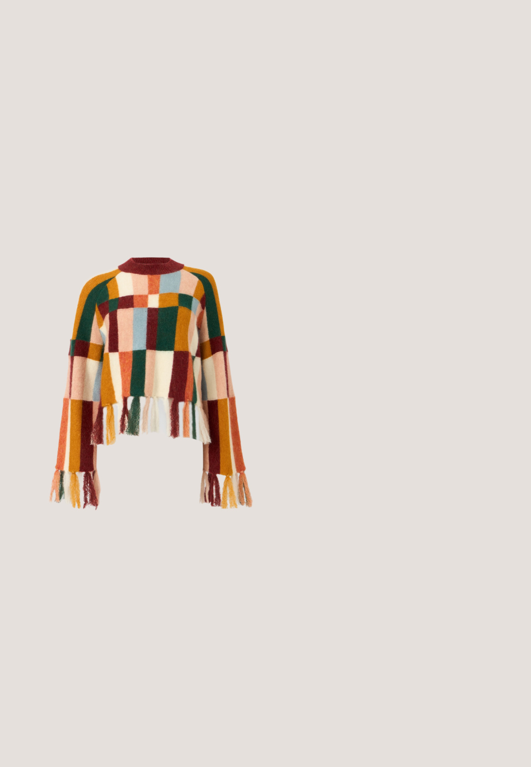 Pull en grosse maille avec un motif patchwork multicolore, manches longues larges, et détails en franges sur l'ourlet et les poignets.; Débardeur ajusté sans manches de couleur violet foncé avec un col rond et un logo discret près de l'ourlet, présenté sur un fond clair uni.; Jupe midi tricotée avec des larges rayures verticales alternées crème et marron, avec une taille ajustée et une silhouette évasée.; Ballerines en cuir verni bordeaux de type Mary Jane avec un bout pointu, un talon plat et une sangle décorative avec une boucle circulaire.; Sac à bandoulière en cuir marron de forme rectangulaire arrondie, rabat asymétrique, fermoir circulaire argenté et deux fines bretelles.; Deux boucles d'oreilles argentées courbées, l'une plus grande que l'autre, toutes deux ornées de petits cristaux scintillants le long d'un bord.