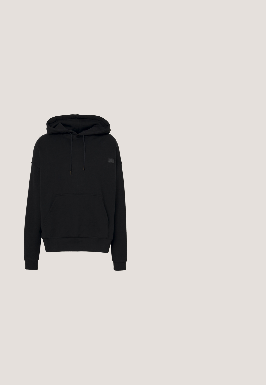 Sweat à capuche noir en tissu doux. Il possède une poche frontale, une capuche avec cordons de serrage et un petit patch logo sur la poitrine.; T-shirt blanc uni à manches longues et col rond, avec un subtil détail de drapé à l'avant et une coupe légèrement ample.; Pantalons de survêtement larges gris clair avec ceinture élastique et coutures sur un fond blanc.; Baskets en daim noir avec des accents en cuir blanc, trois rayures blanches, lacets plats et une semelle épaisse en gris. Marquage doré "Gazelle".; Sac à épaule en simili cuir noir et blanc avec imprimé serpent, de forme arrondie, texture lisse et bandoulière incurvée. Présente un accent en matériel argenté.; Boucles d'oreilles en argent avec un design lisse et rond, et une finition polie. Elles sont fines et légères, avec un fermoir simple.