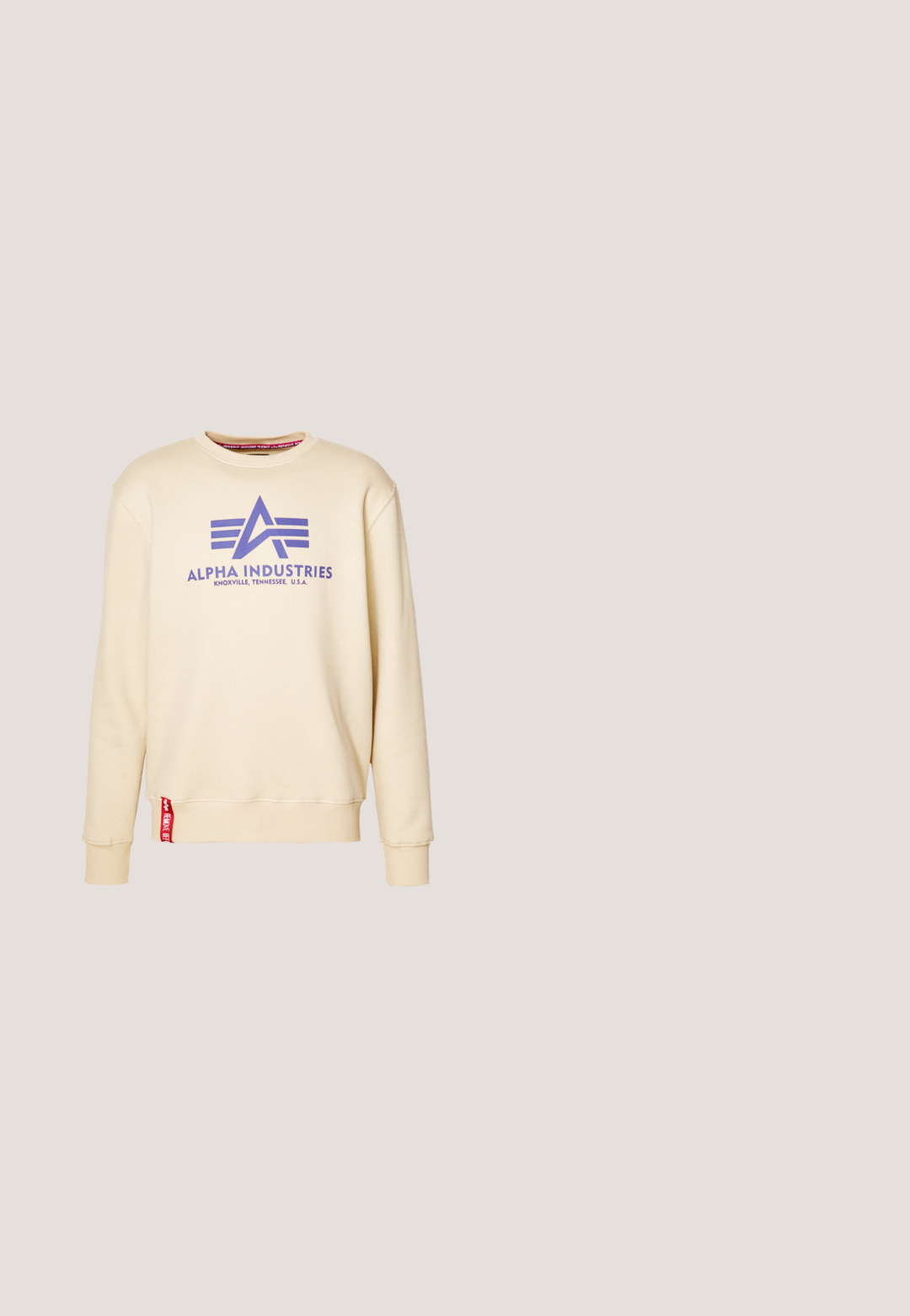 Sweatshirt beige avec un logo "Alpha Industries" violet, col rond, poignets côtelés et une étiquette rouge à l'ourlet. Texture de tissu douce.; Veste de travail beige clair, tissu en coton, devant boutonné, col pointu, deux poches poitrine, deux poches basses, boutons marron, détails cousus.; Jeans en denim bleu délavé avec une coupe droite, style à cinq poches et fermeture à bouton. Le matériau présente une légère texture et des signes d'usure.; Baskets basses blanches avec lacets, dessus en cuir lisse et semelle extérieure en caoutchouc plate, vues de côté sur fond blanc.; Sac fourre-tout en toile crème avec poche avant, deux poignées, bandoulière réglable et petit texte jaune "O.N.S" en bas à droite de la poche.; Ceinture en cuir brun avec une boucle rectangulaire en argent, présentant des détails de couture subtils et une texture lisse.